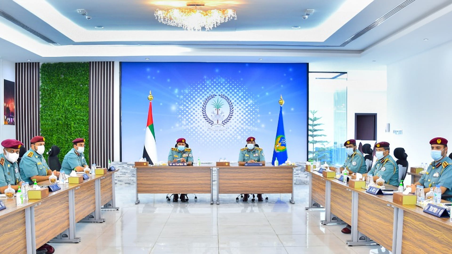 صورة بعنوان: اللجنة العليا بشرطة الشارقة تناقش سياسة التعامل مع حالات الطوارئ  