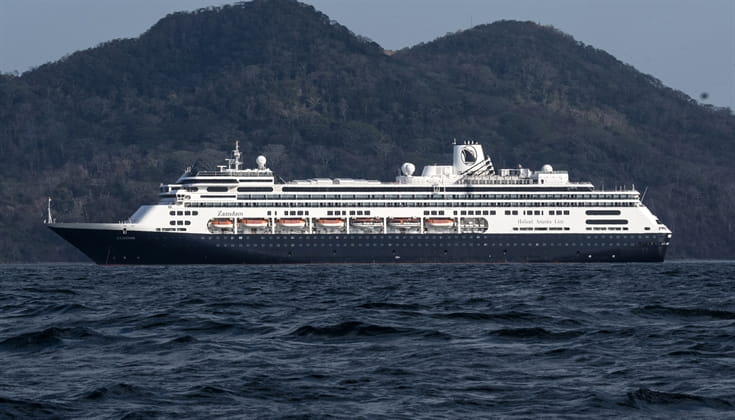 stranded-cruise-passengers-transfer-to-another-vessel-in-panama-1 