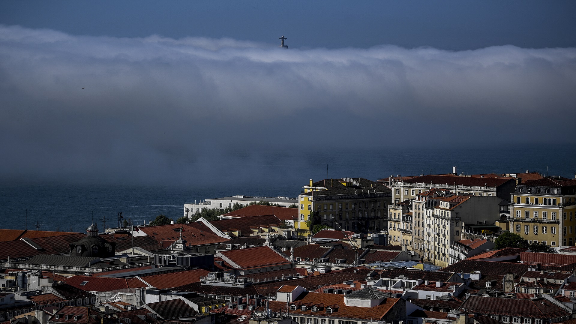 Image for the title: Portugal to open to most European tourists from Monday 