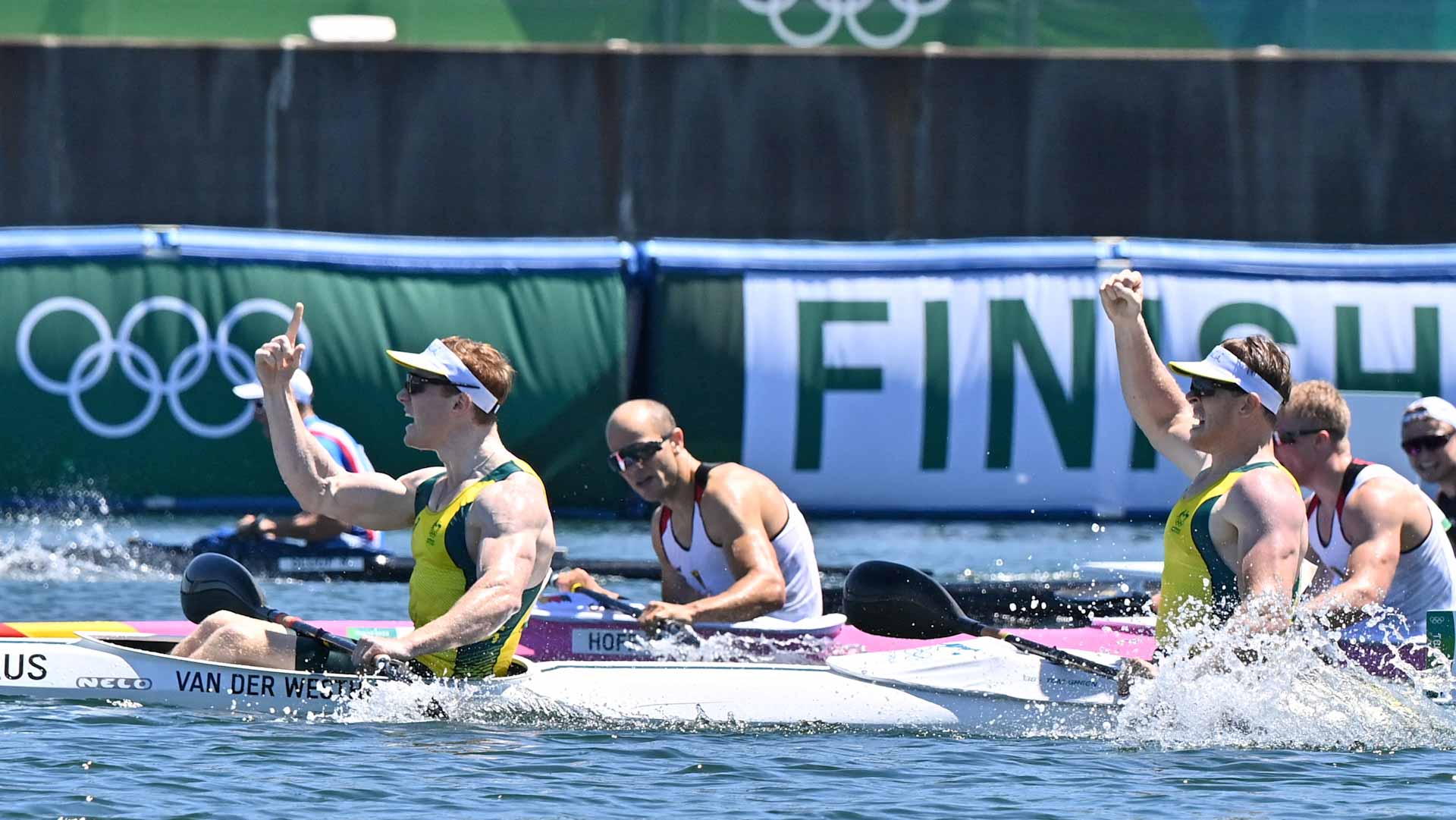 صورة بعنوان: أستراليا تفوز بذهبية سباق قوارب الكاياك لزوجي الرجال 