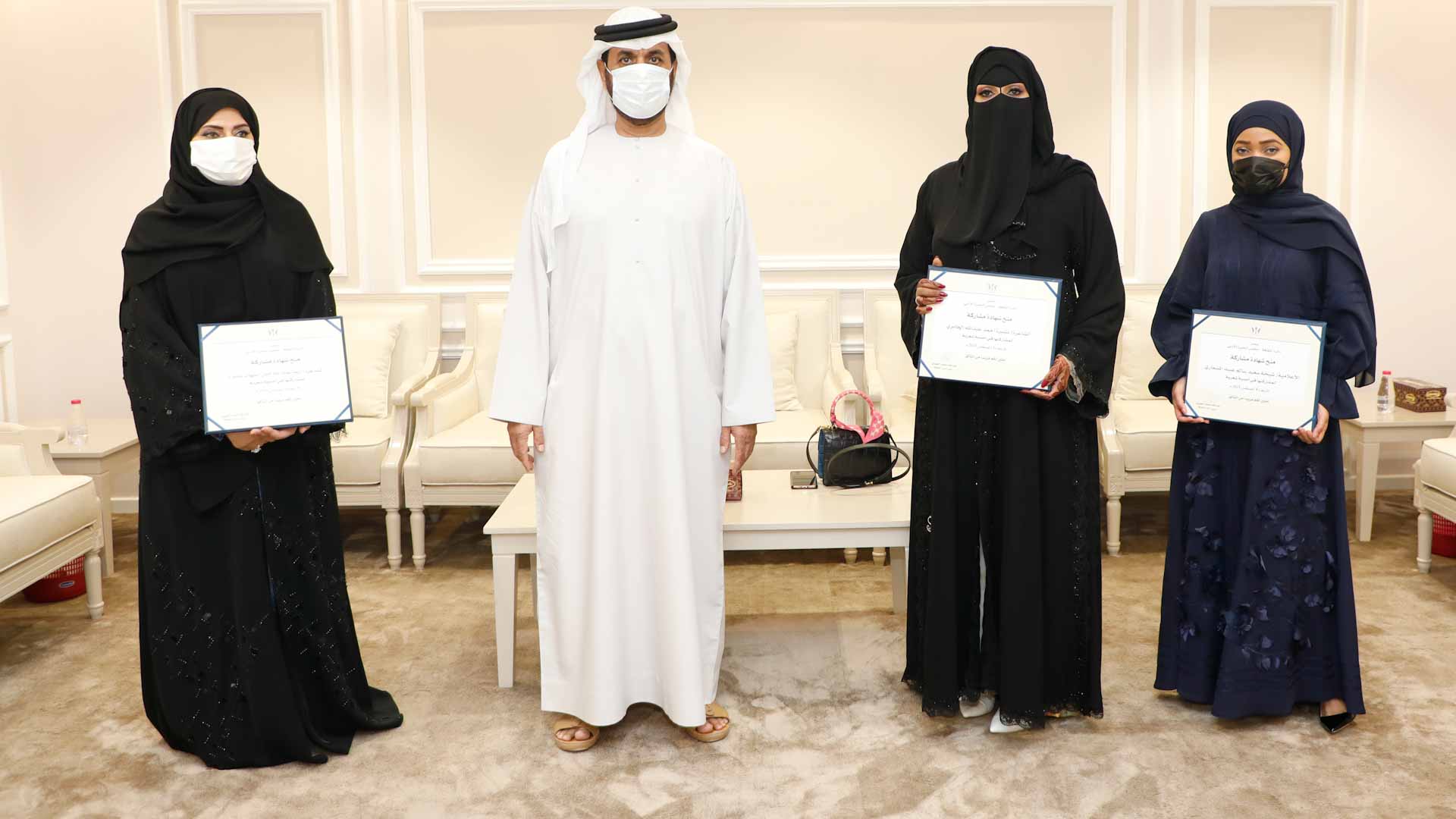 صورة بعنوان: شاعرتان تهديان قصائد للوطن والحياة بمجلس الحيرة الأدبي في الشارقة 