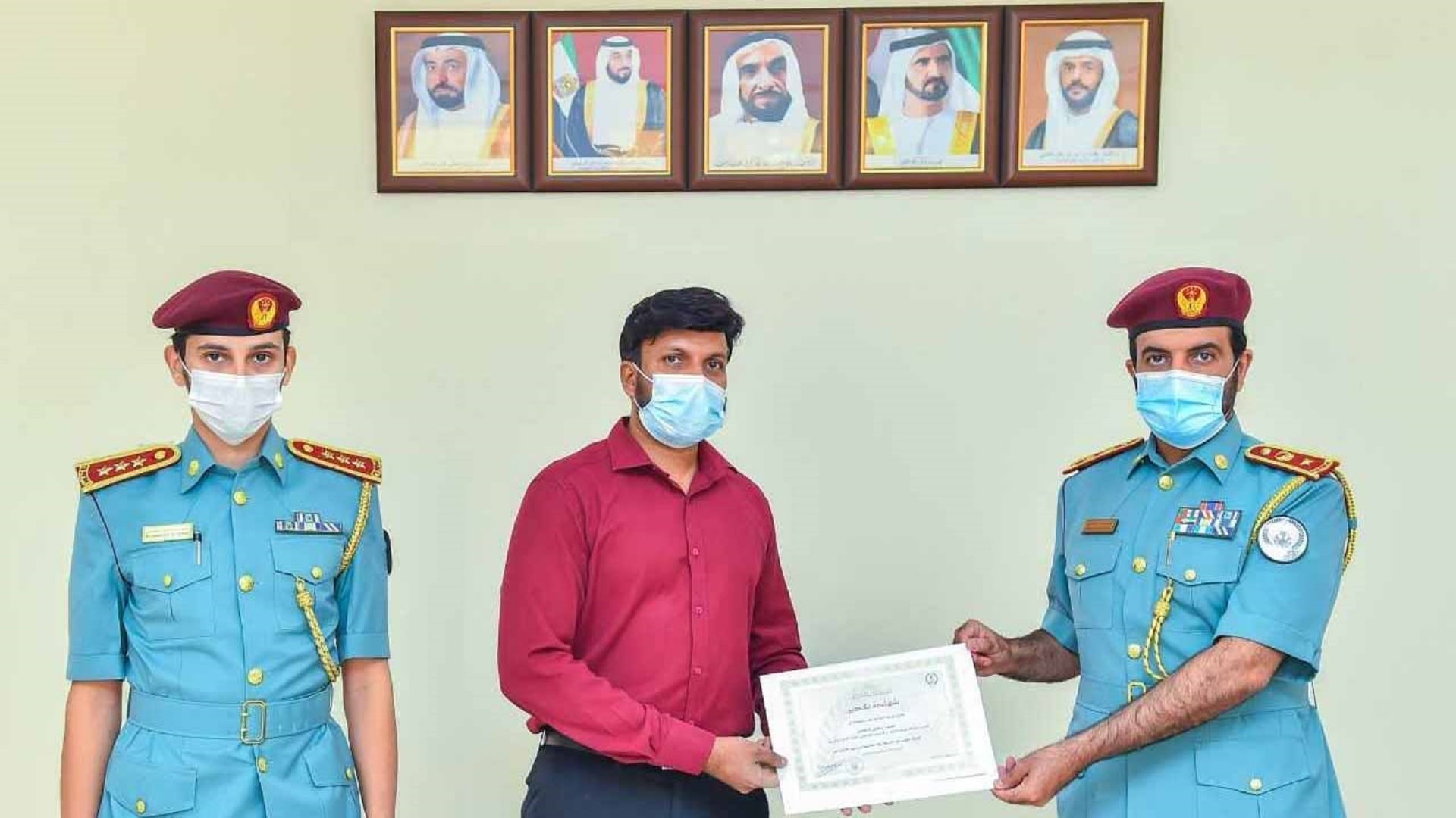 صورة بعنوان: الشرطة المجتمعية بالشارقة تكرّم مقيماً لأمانته بتسليم مبلغ مالي 