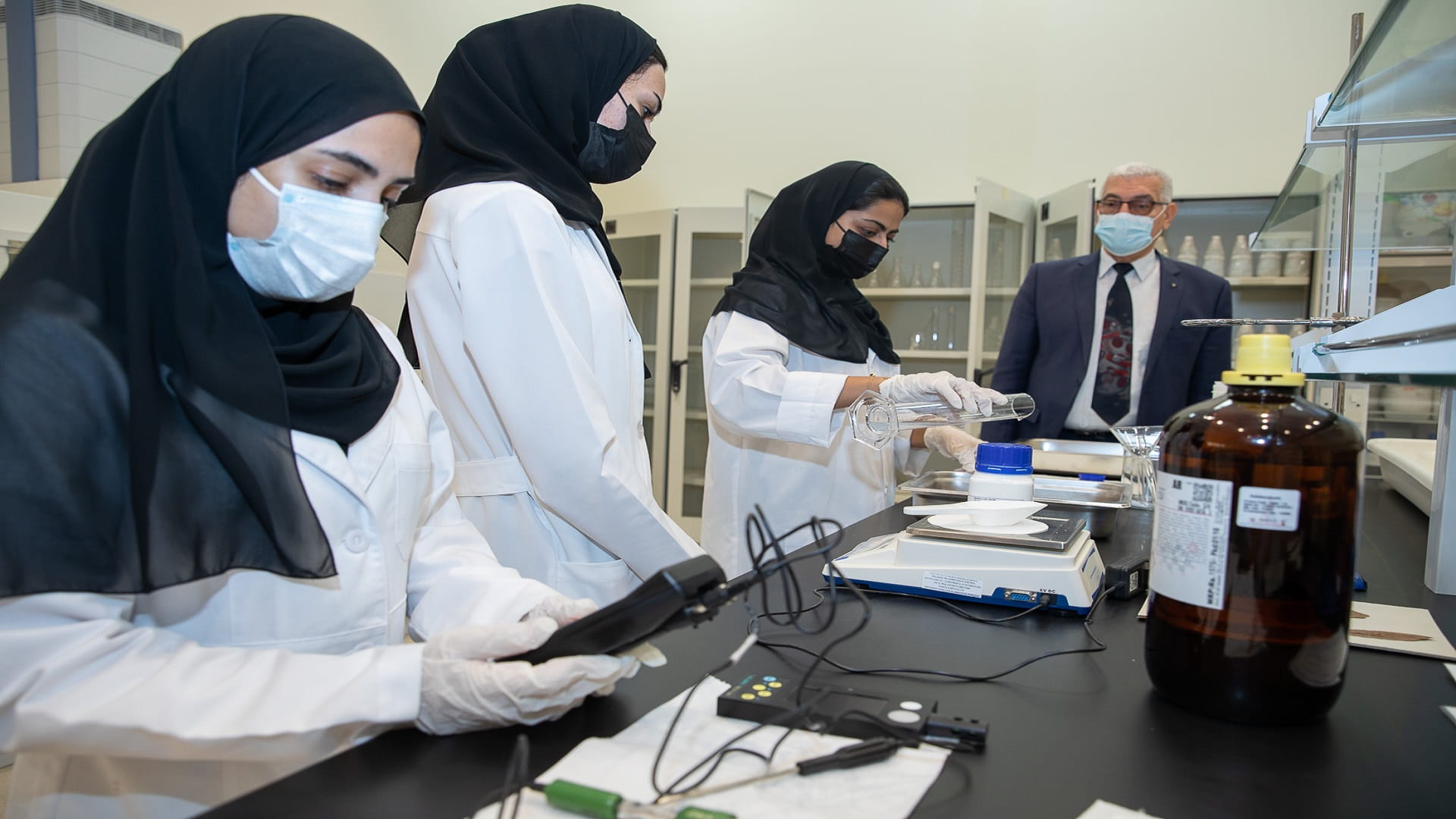 صورة بعنوان: المخطوطات بالجامعة القاسمية تقدم تدريباً لموظفي الشارقة للوثائق  