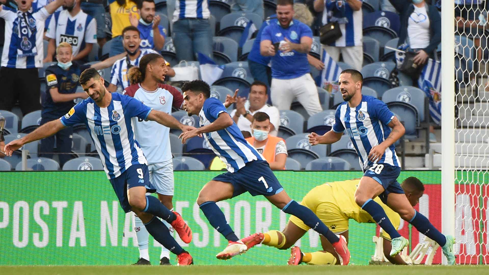 صورة بعنوان: بورتو يتخطى بيلينينسيش في بداية مشواره بالدوري البرتغالي  