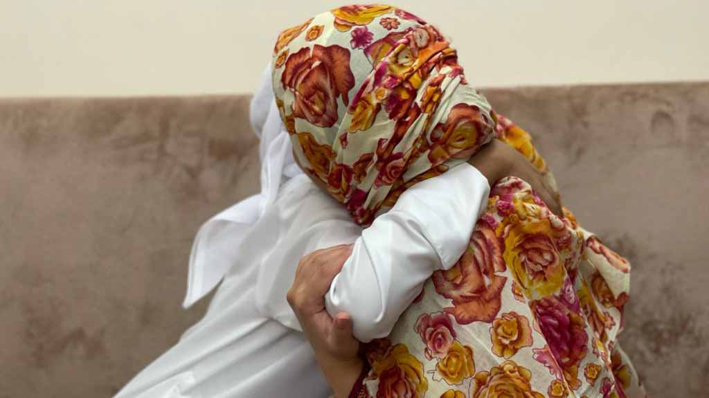 صورة بعنوان: بعد 11 عاماً من الفراق.. "اجتماعية الشارقة" تجمع شمل أم بطفليها 