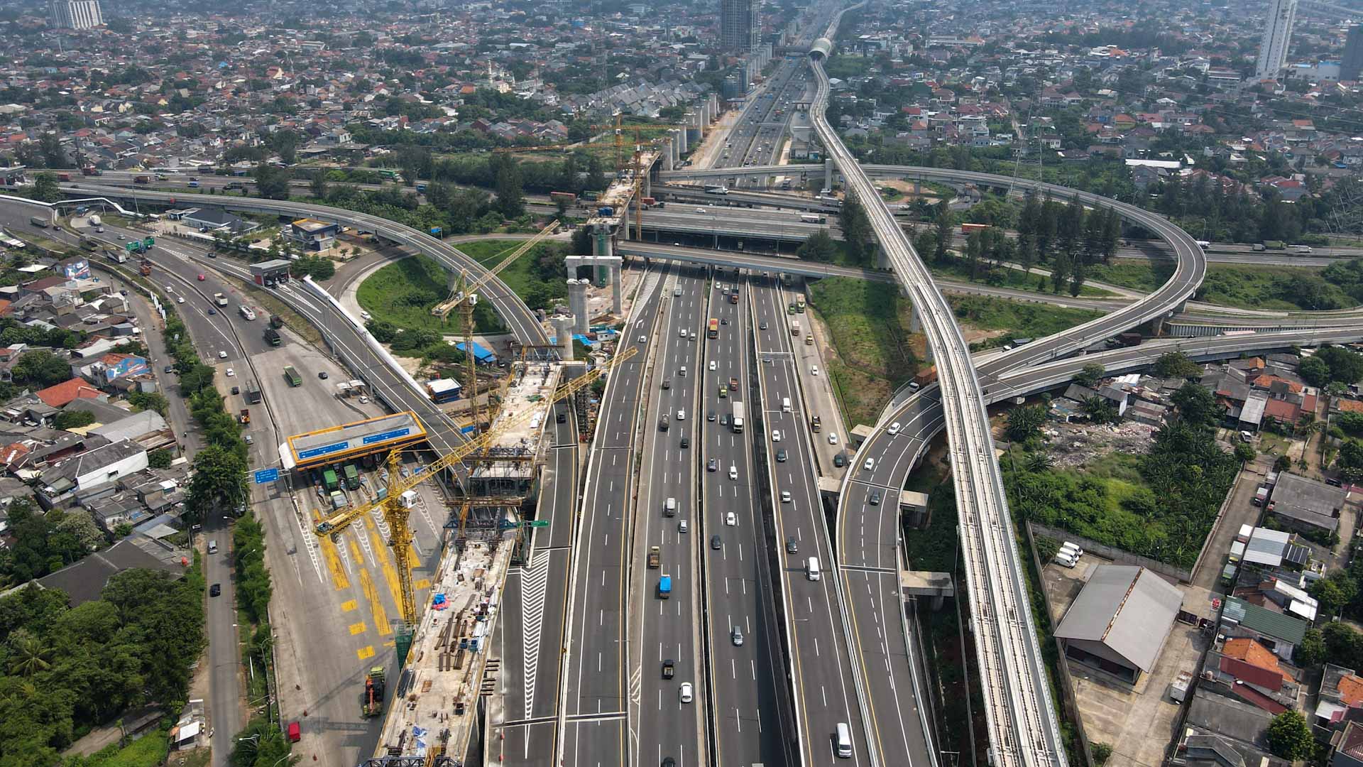 Image for the title: Indonesian economy grows for first time in five quarters 