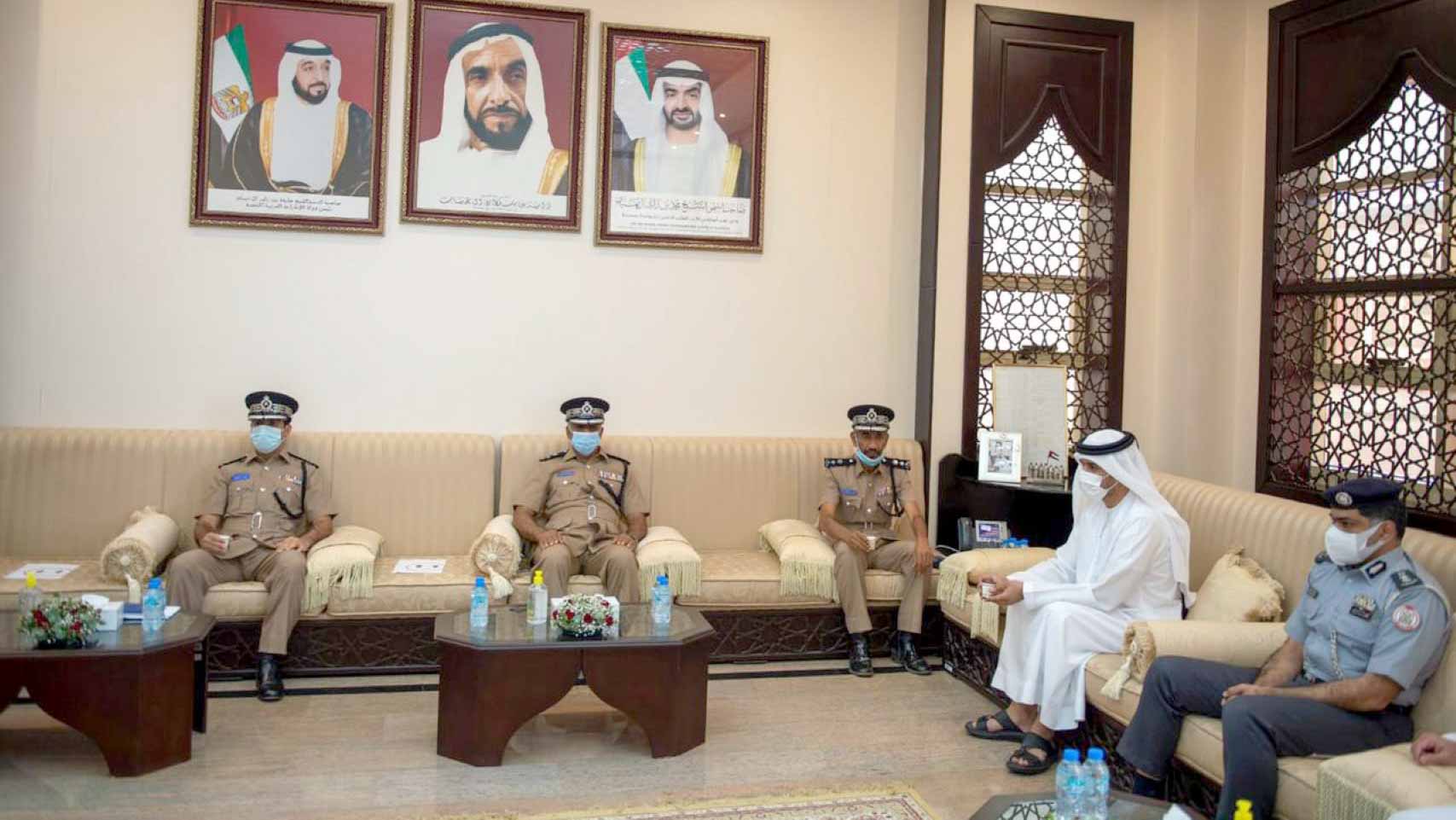 صورة بعنوان: الإمارات وعُمان تبحثان تسهيل عبور المسافرين بين المنافذ البرية 