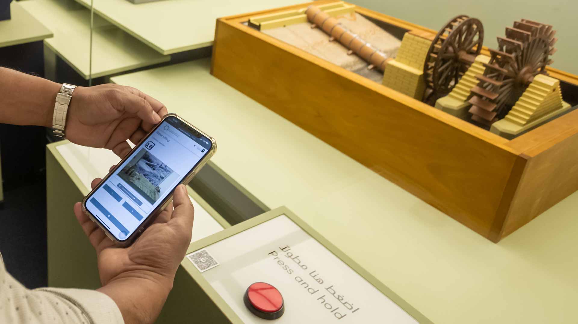 صورة بعنوان: "الشارقة للمتاحف" تثري تجربة زوارها بمشروع الدليل الصوتي والمرئي 