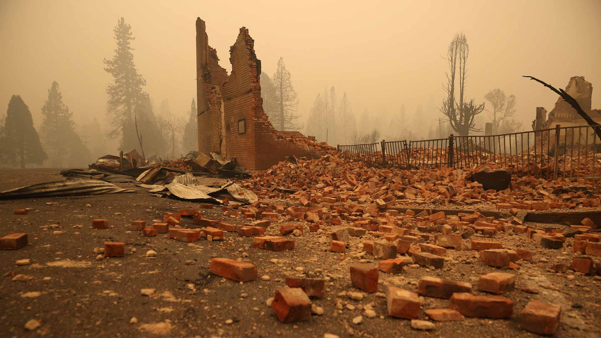 Image for the title: California wildfire wreaks more destruction as temperatures rise 