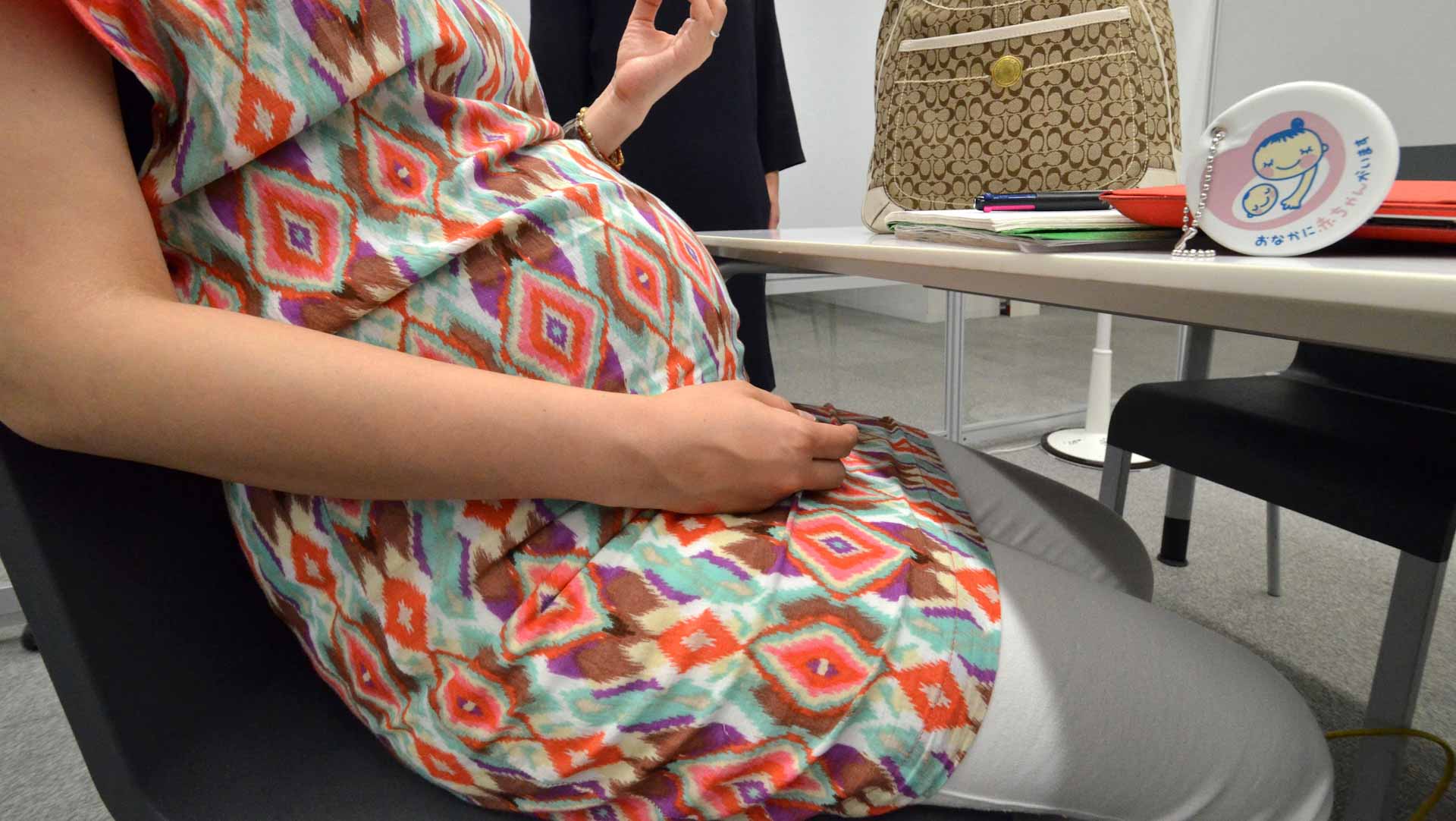 Image for the title: US health authorities urge pregnant women to get Covid vaccine 