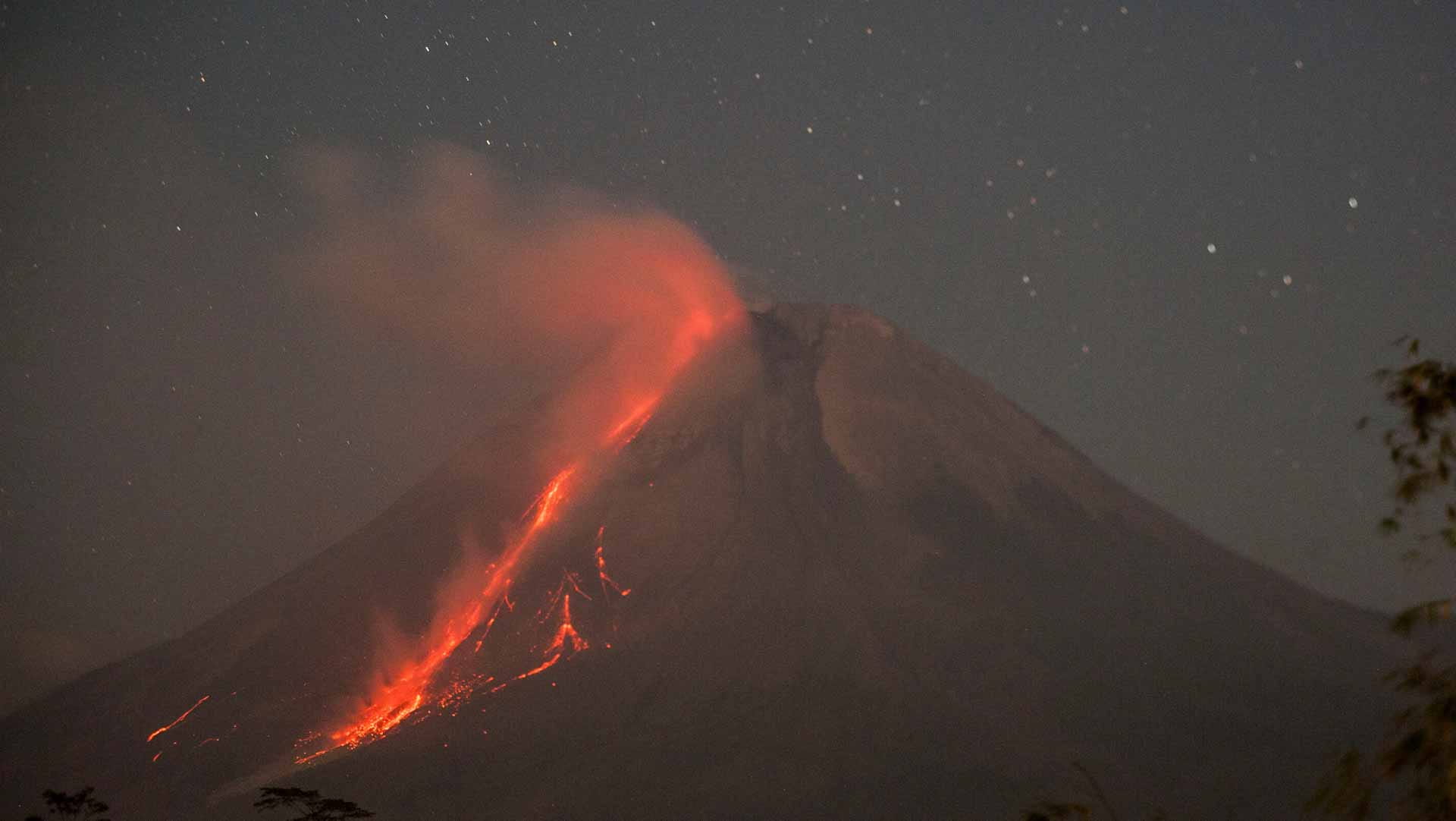 Image for the title: Indonesia volcano erupts, blankets villages in ash 