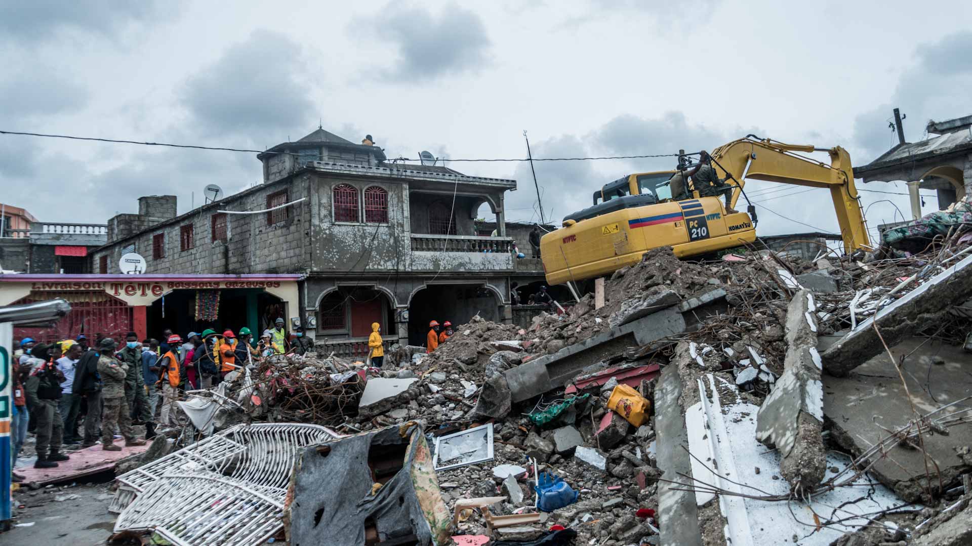 Image for the title: Haiti quake survivors cry for help as death toll nears 2,000 