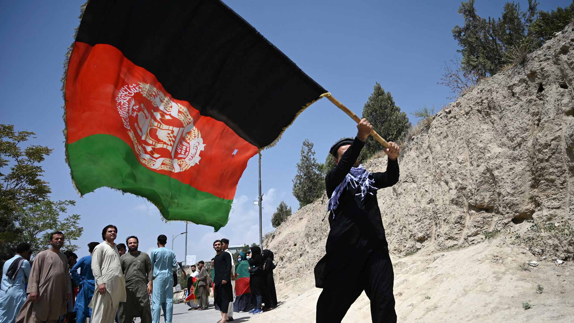 صورة بعنوان: أفغان يتحدون طالبان ويرفعون الأعلام الوطنية في ذكرى الاستقلال 