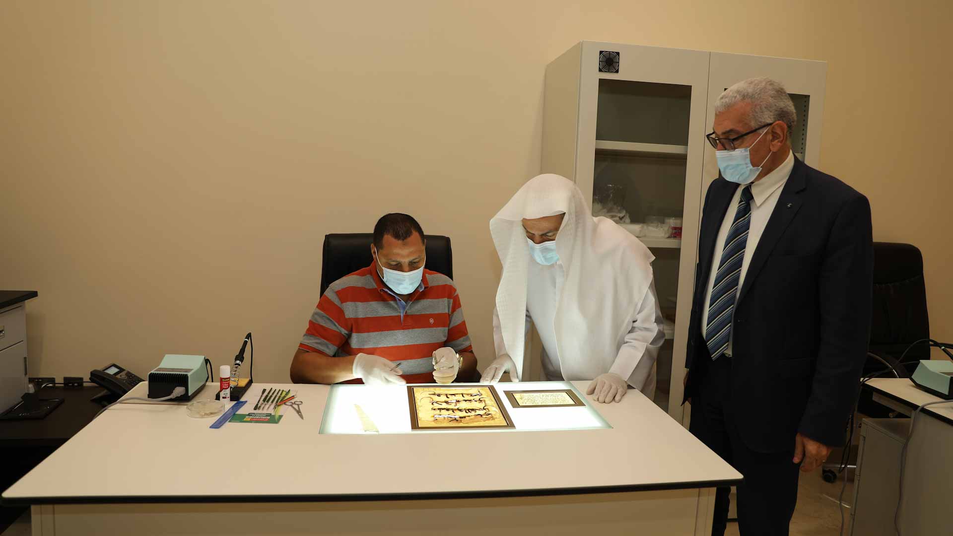 صورة بعنوان: دار المخطوطات ترمم رقاقات أثرية نادرة لـ "مجمع القرآن بالشارقة" 