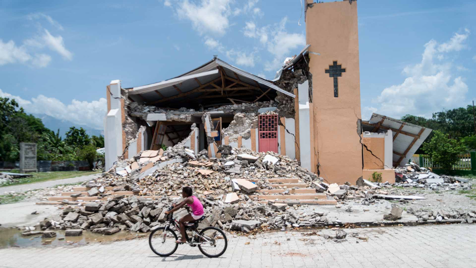 Image for the title: Tremors strike Haitian city still reeling from quake 