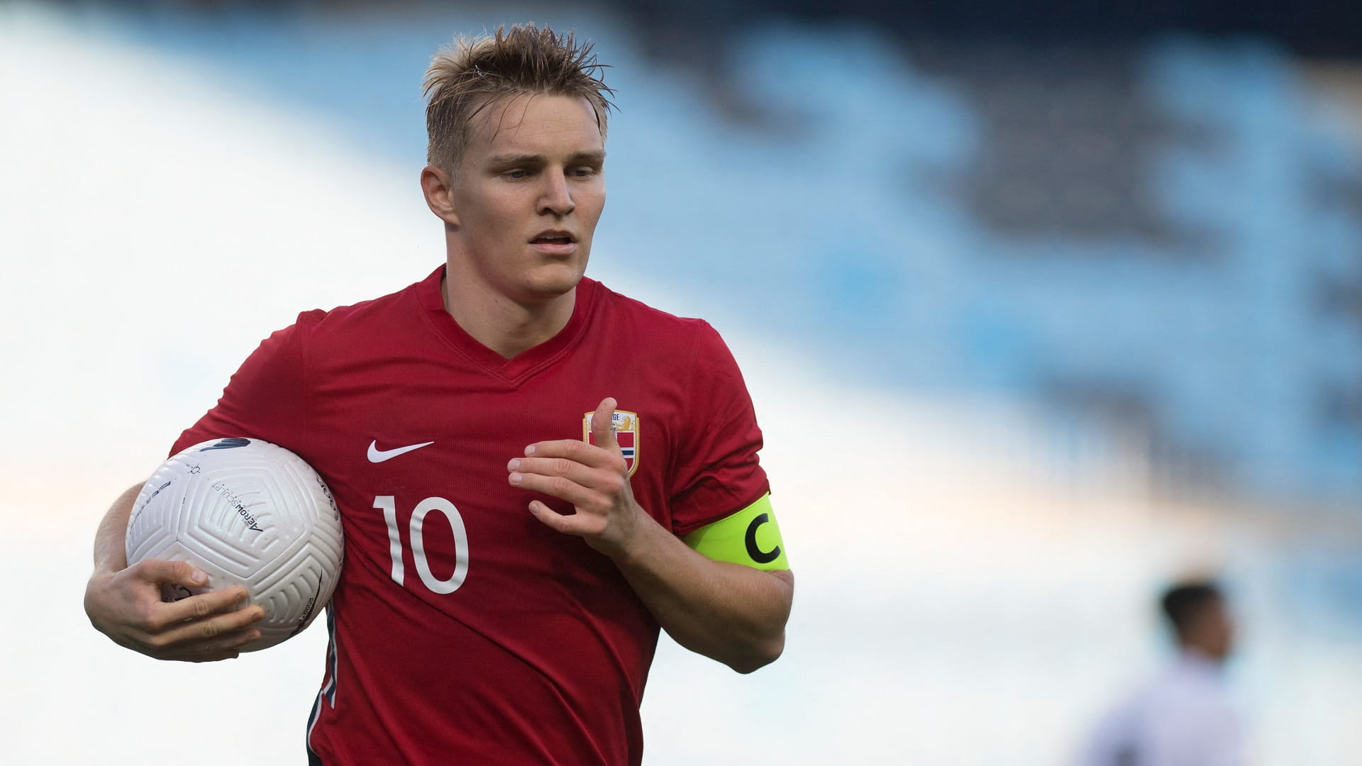 صورة بعنوان: نادي أرسنال الإنجليزي يتعاقد مع النجم النرويجي أوديجارد 