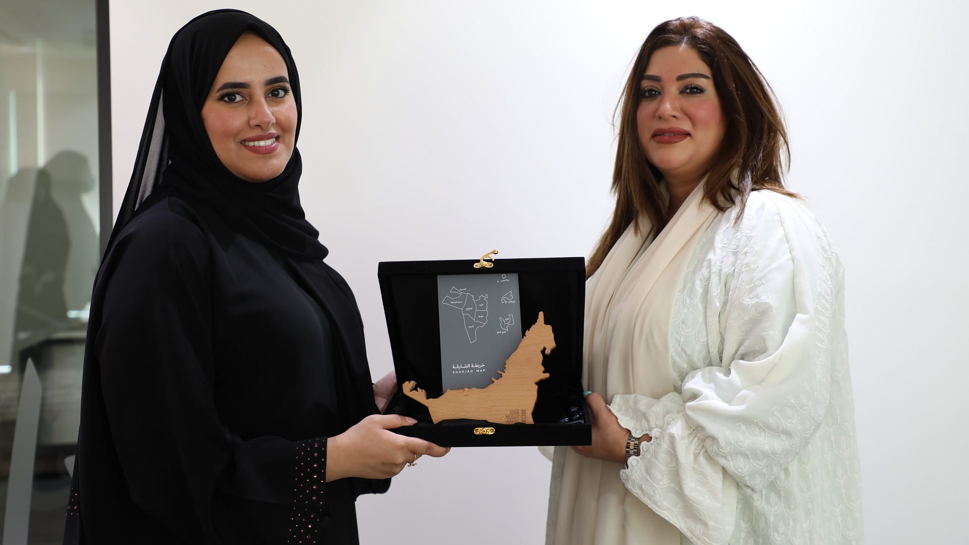 صورة بعنوان: "الشارقة للوثائق" والأرشيف الوطني البحريني يبحثان التعاون 