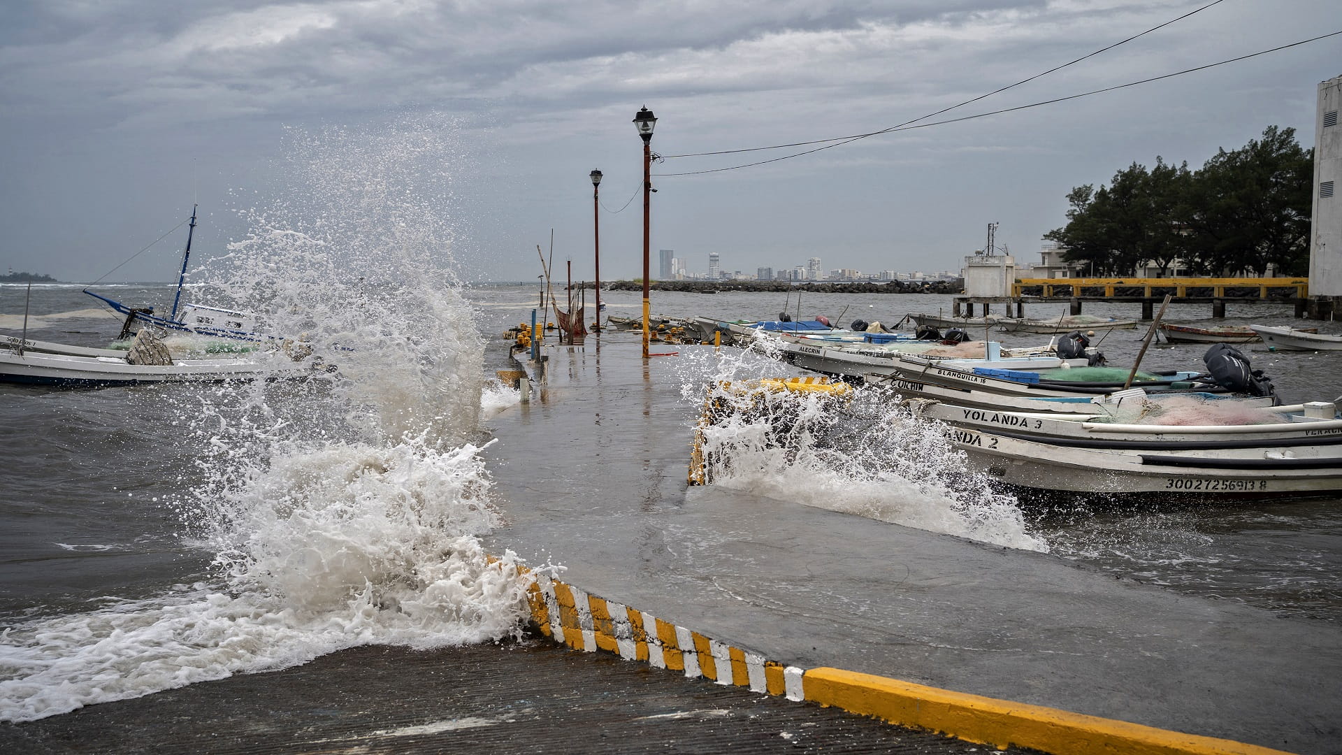 صورة بعنوان: الإعصار "غريس" يشتد قبل أن يصل إلى المكسيك 
