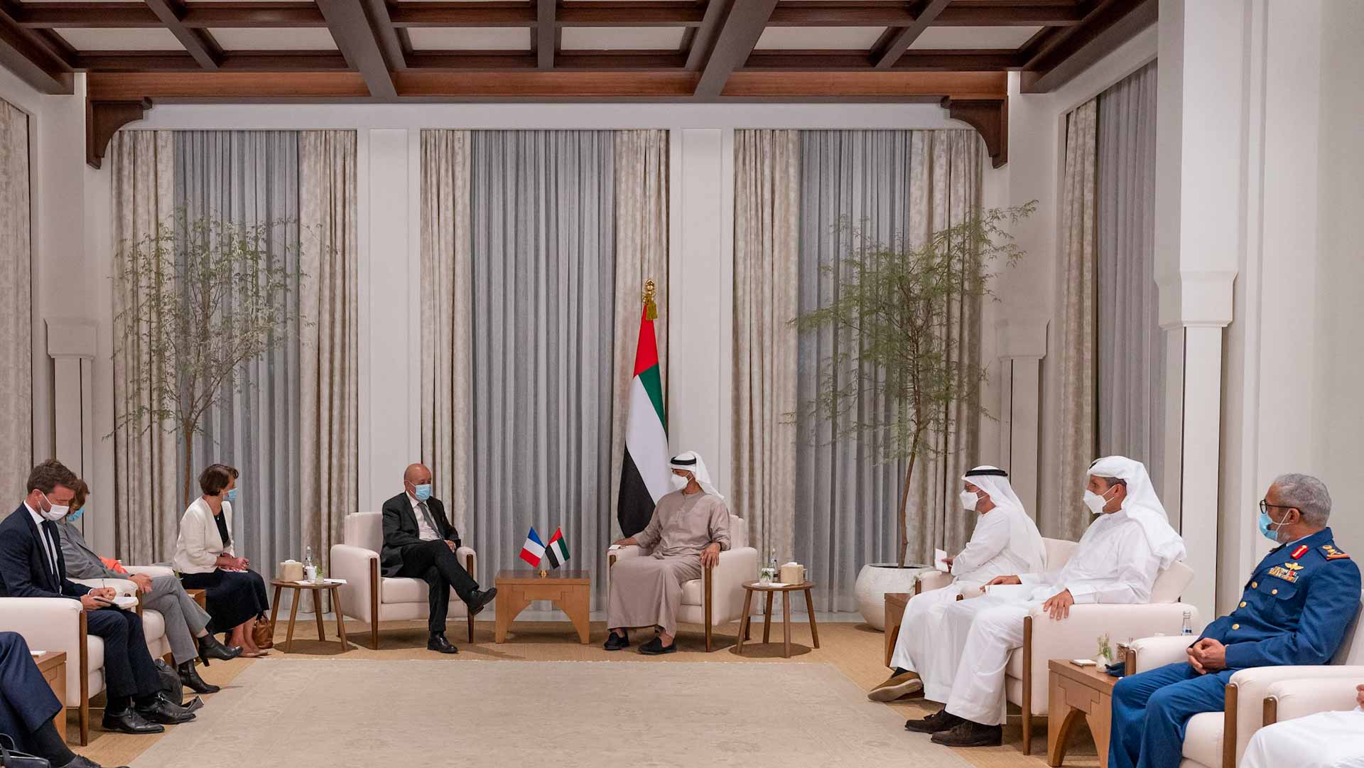 صورة بعنوان: محمد بن زايد يتلقى شكر رئيس فرنسا لتسهيل عمليات الإجلاء من كابول 