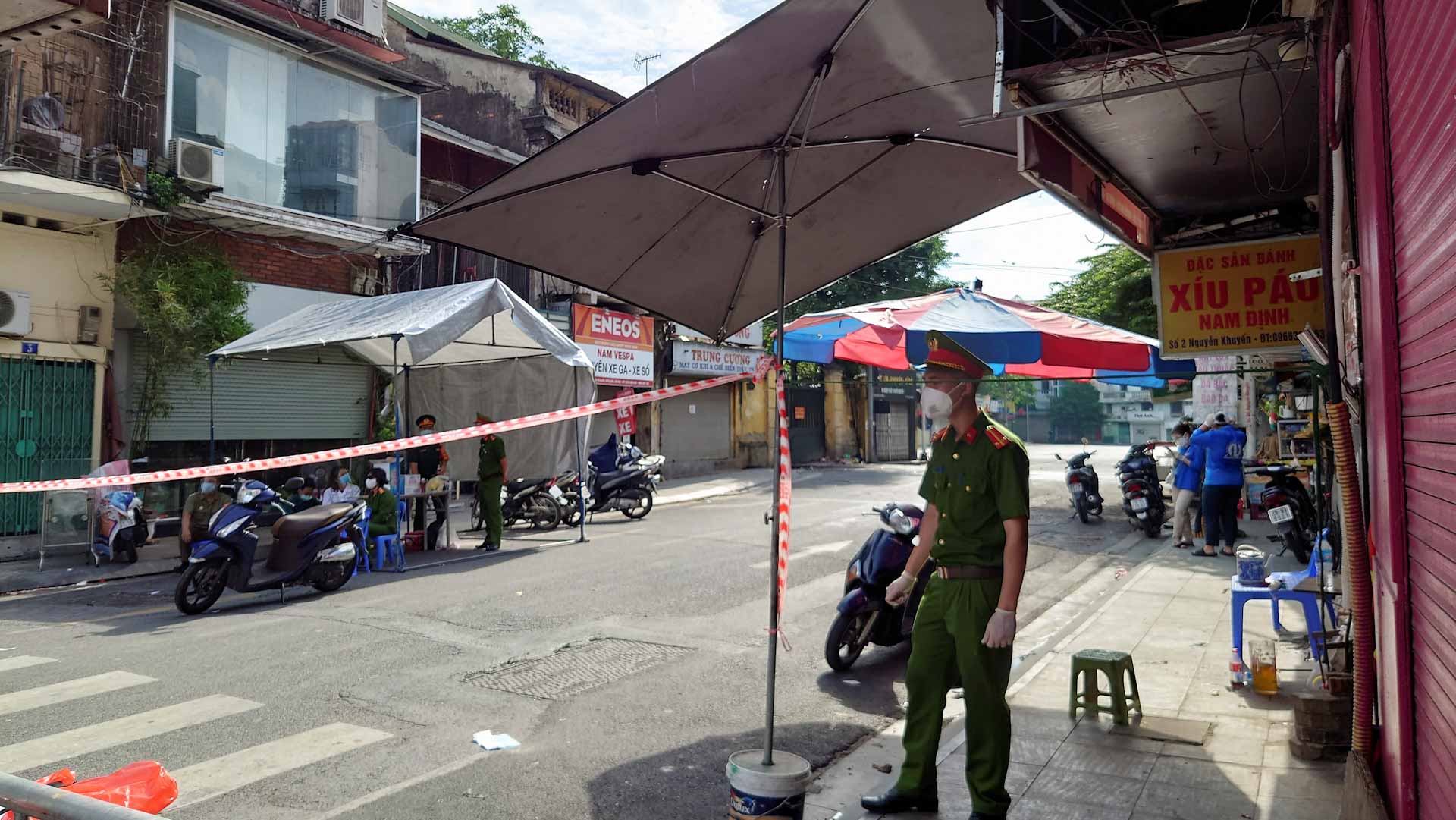 Image for the title: Vietnam deploys troops to enforce lockdown in largest city 