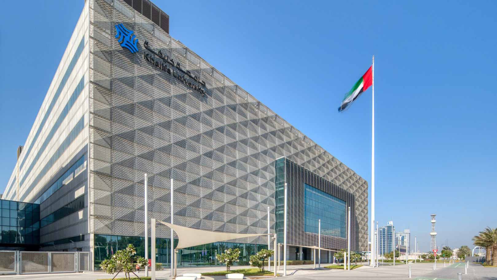 صورة بعنوان: جامعة خليفة الأولى محلياً والثانية عربياً في تصنيف مؤشر "نيتشر" 