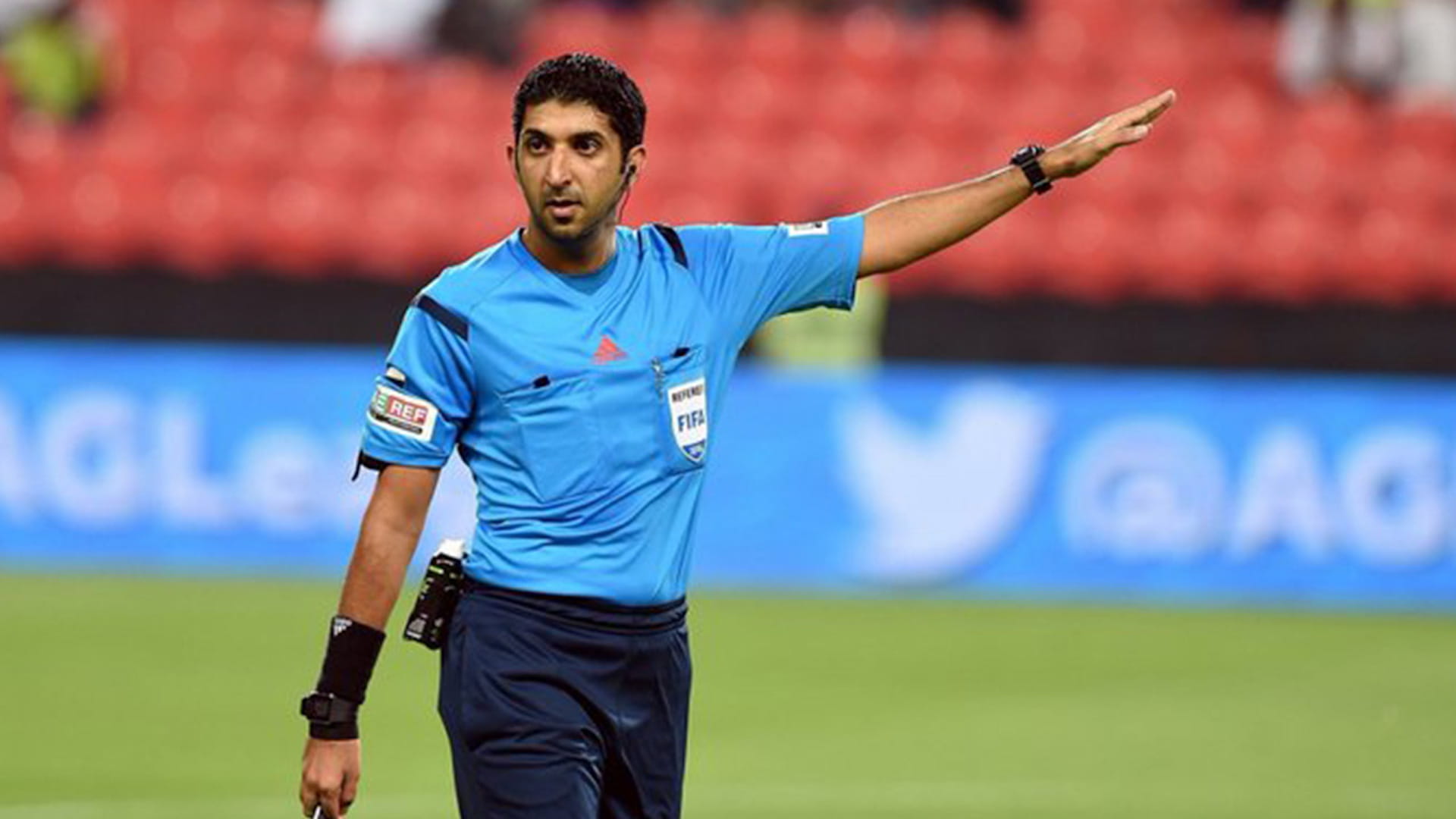 صورة بعنوان: طاقم إماراتي يدير مباراة اليابان وعُمان في تصفيات المونديال 