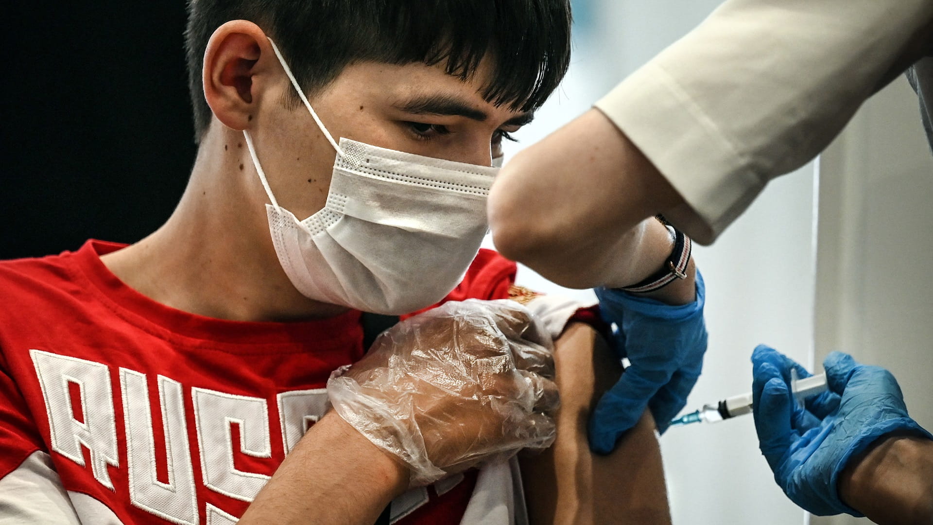 Image for the title: Russia reports 809 COVID-19 deaths, 19,536 new cases 