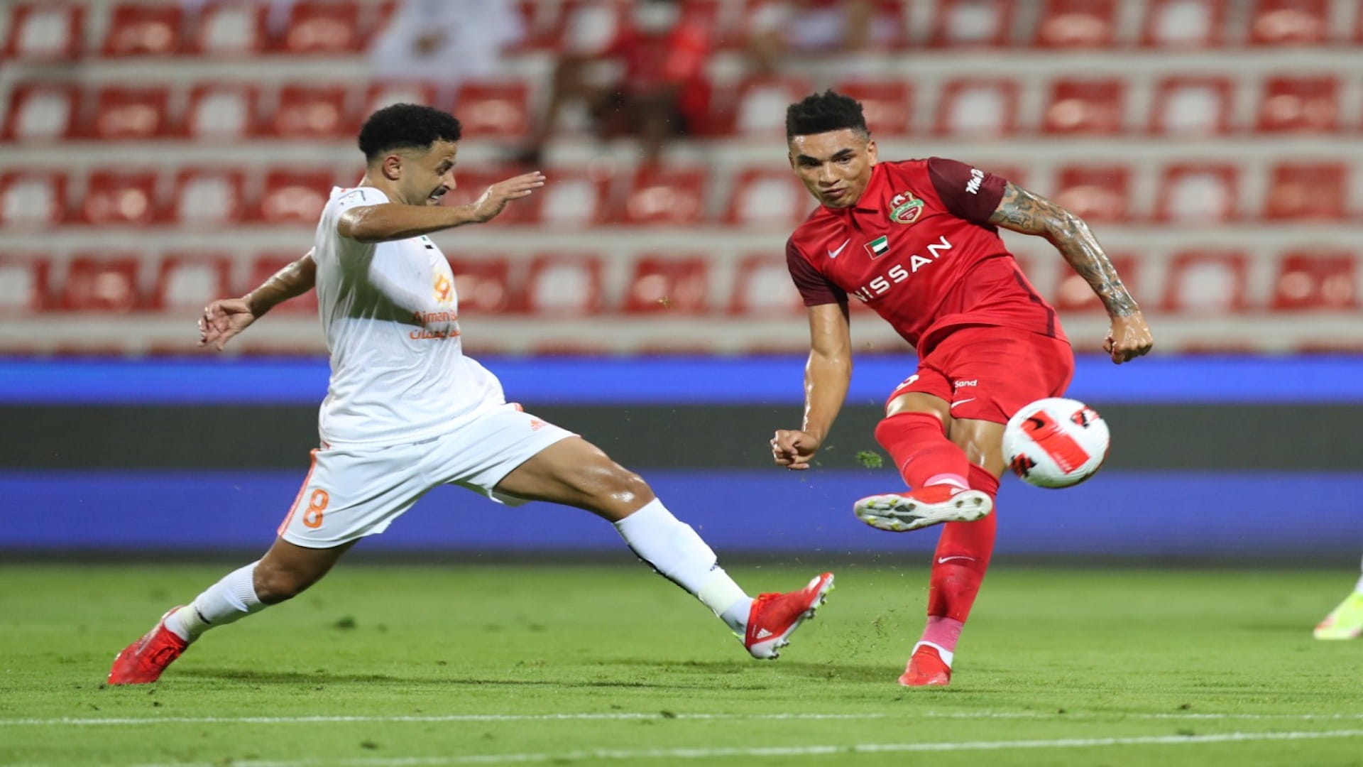 صورة بعنوان: شباب الأهلي يواصل تألقه ويهزم عجمان بهدف 