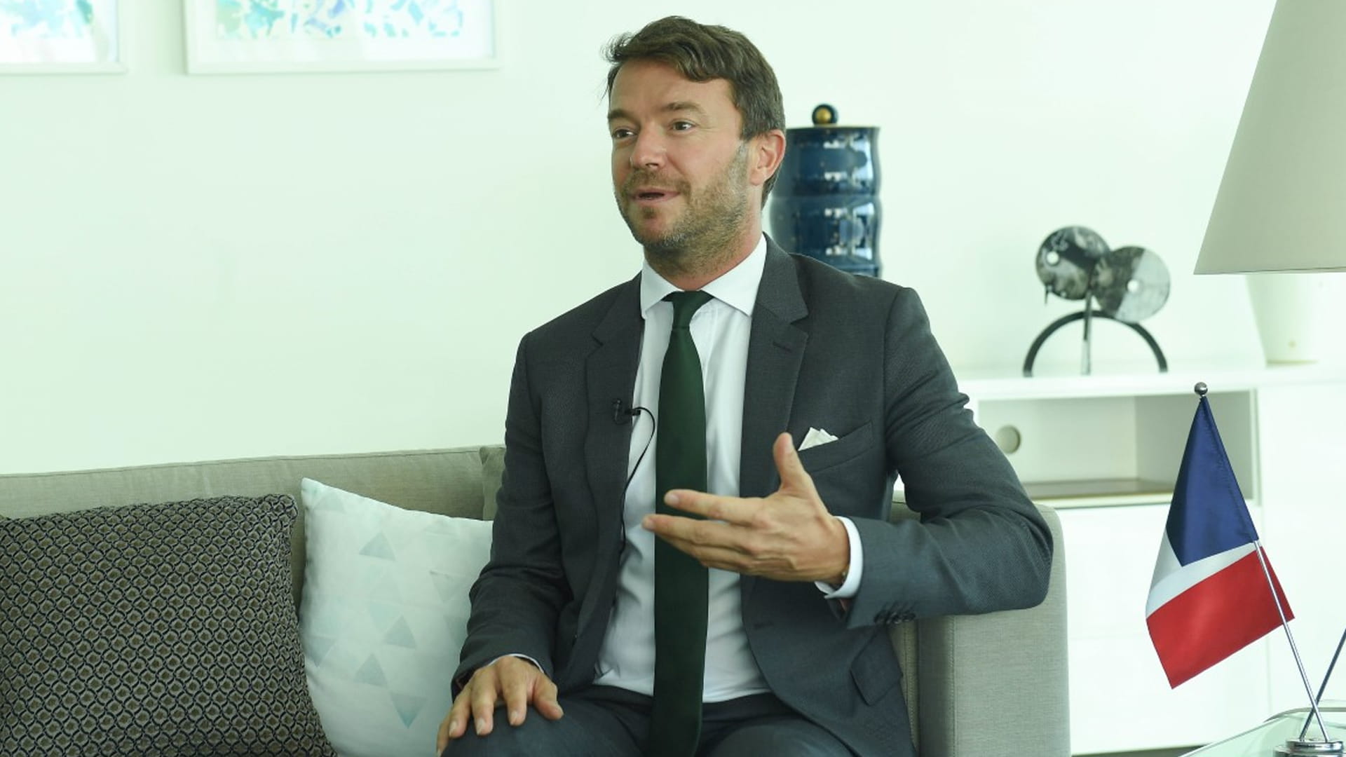 Image for the title: France lauds UAE’s evacuation of its citizens from Afghanistan 