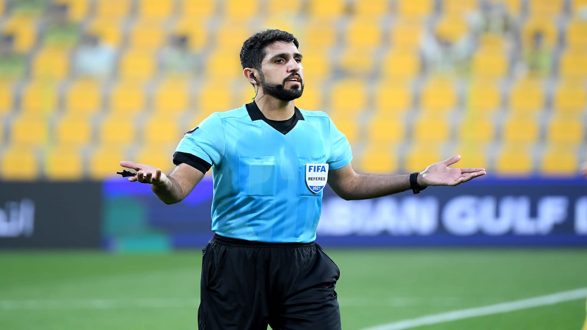 صورة بعنوان: طاقم إماراتي يدير ودية السودان والنيجر على إستاد مكتوم بن راشد 