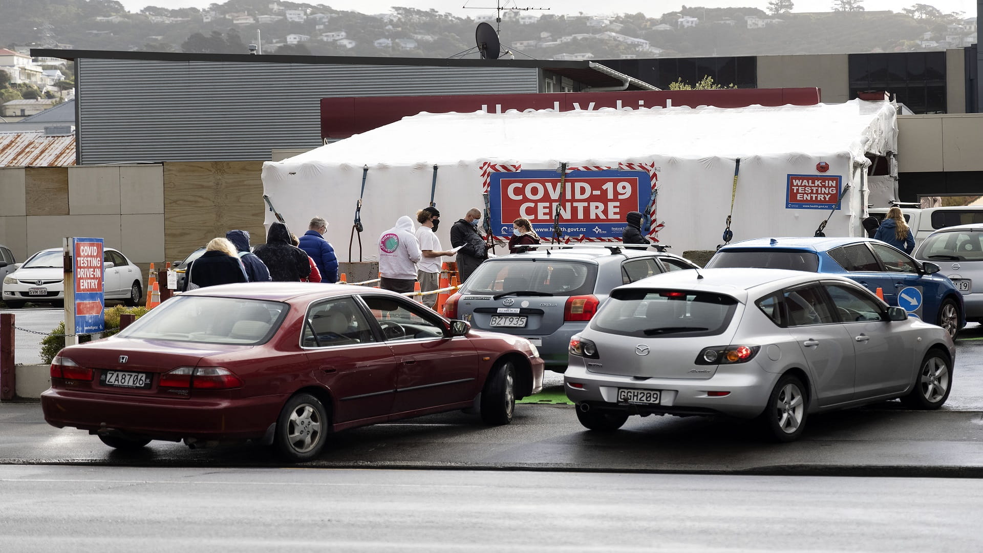 Image for the title: NZ reports 70 new cases of COVID-19 ahead of lockdown decision 