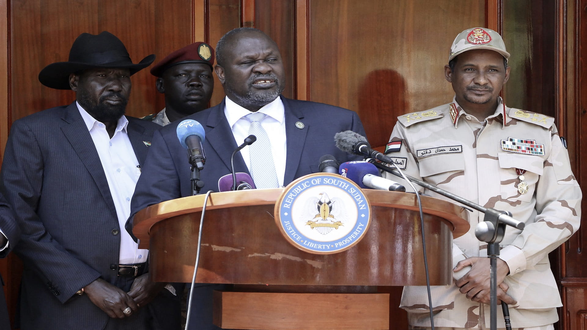 Image for the title: South Sudan leaders agree deal to pave way for united army 