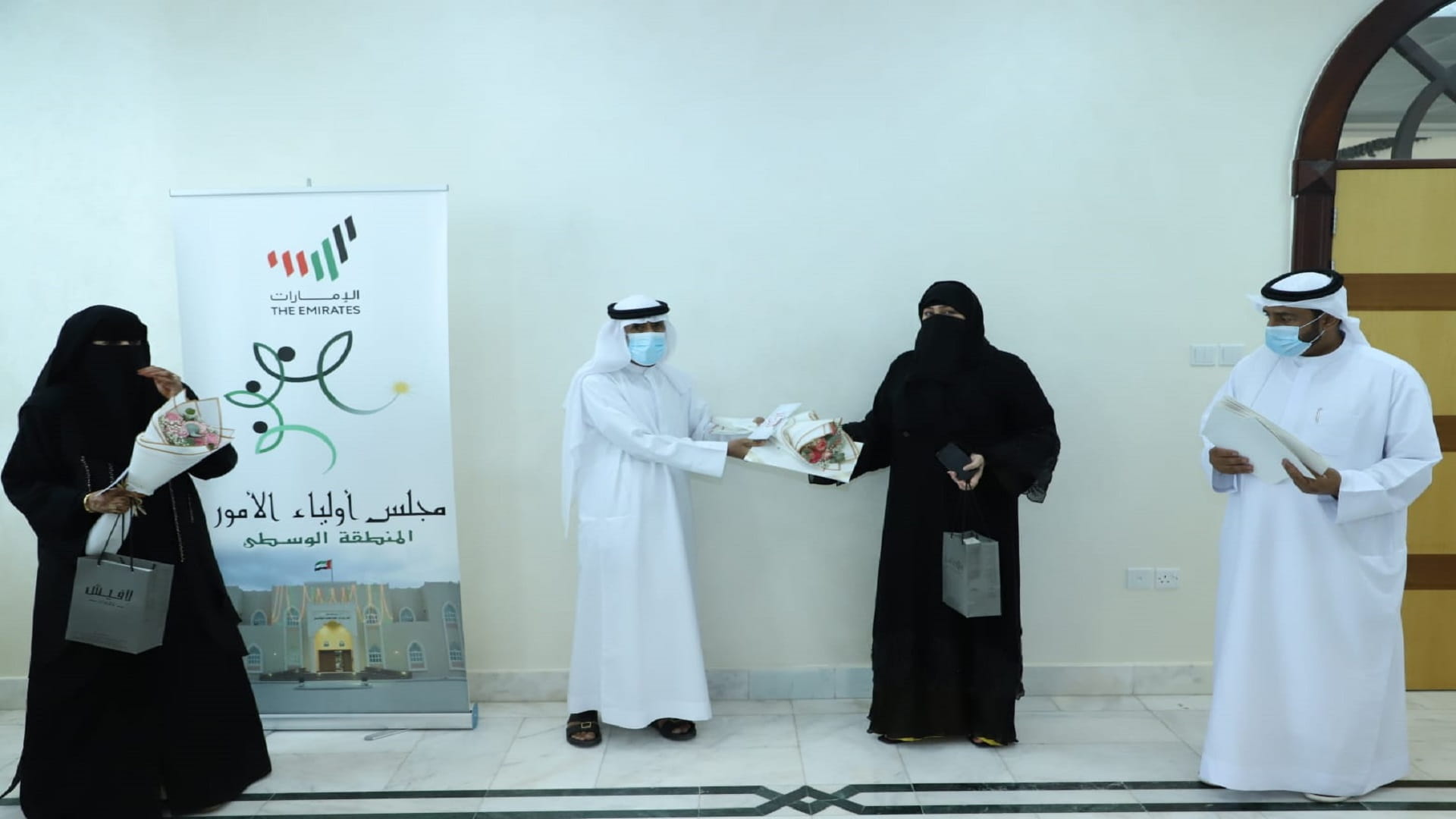 صورة بعنوان: "أولياء أمور الوسطى" يُكرم متطوعات خط الدفاع الأول 