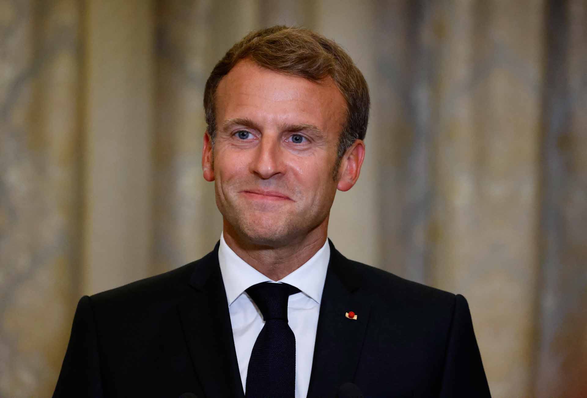Image for the title: Macron says France, Britain to propose Kabul safe zone 