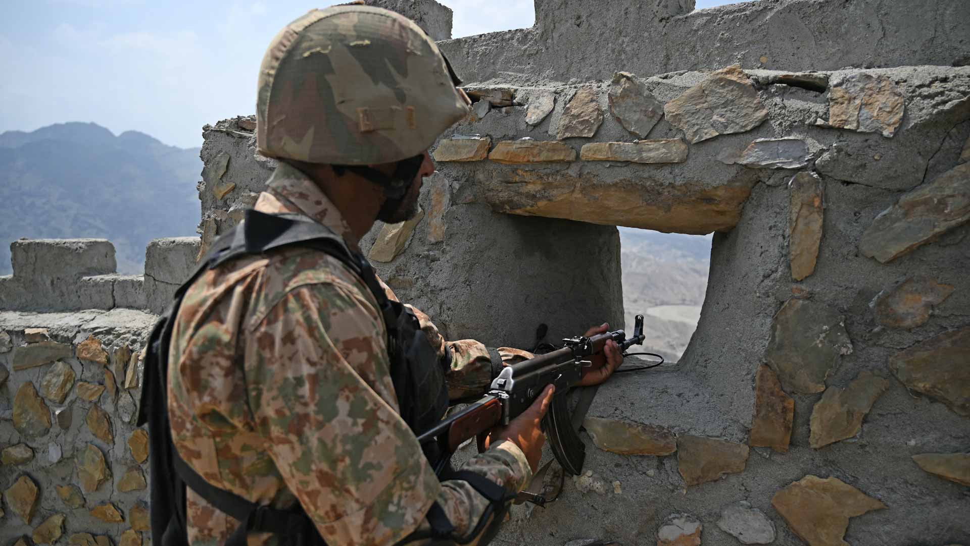 صورة بعنوان: مقتل جنديين باكستانيين برصاص عابر للحدود مع أفغانستان 