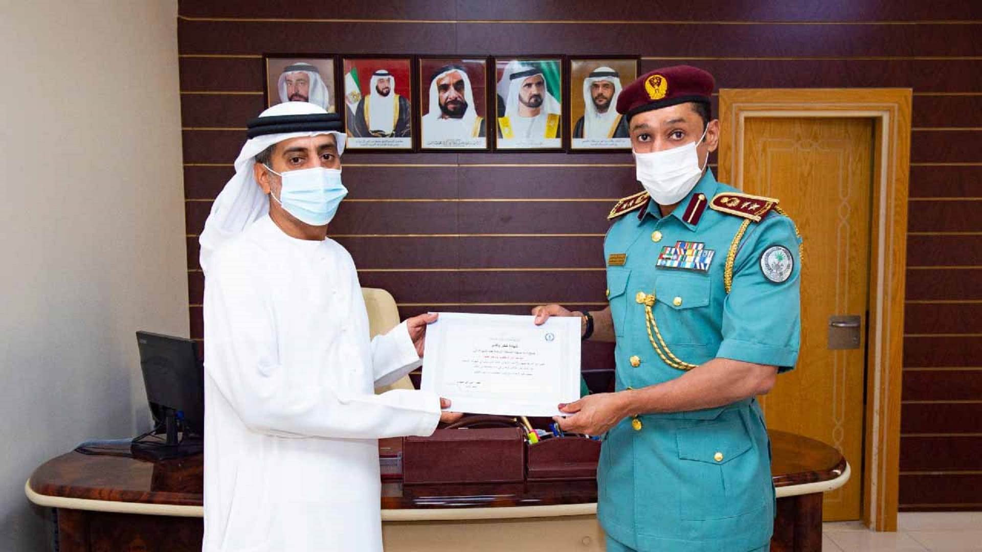 صورة بعنوان: مدير إدارة شرطة المنطقة الشرقية يكرم موظفاً لتميزه في عمله 
