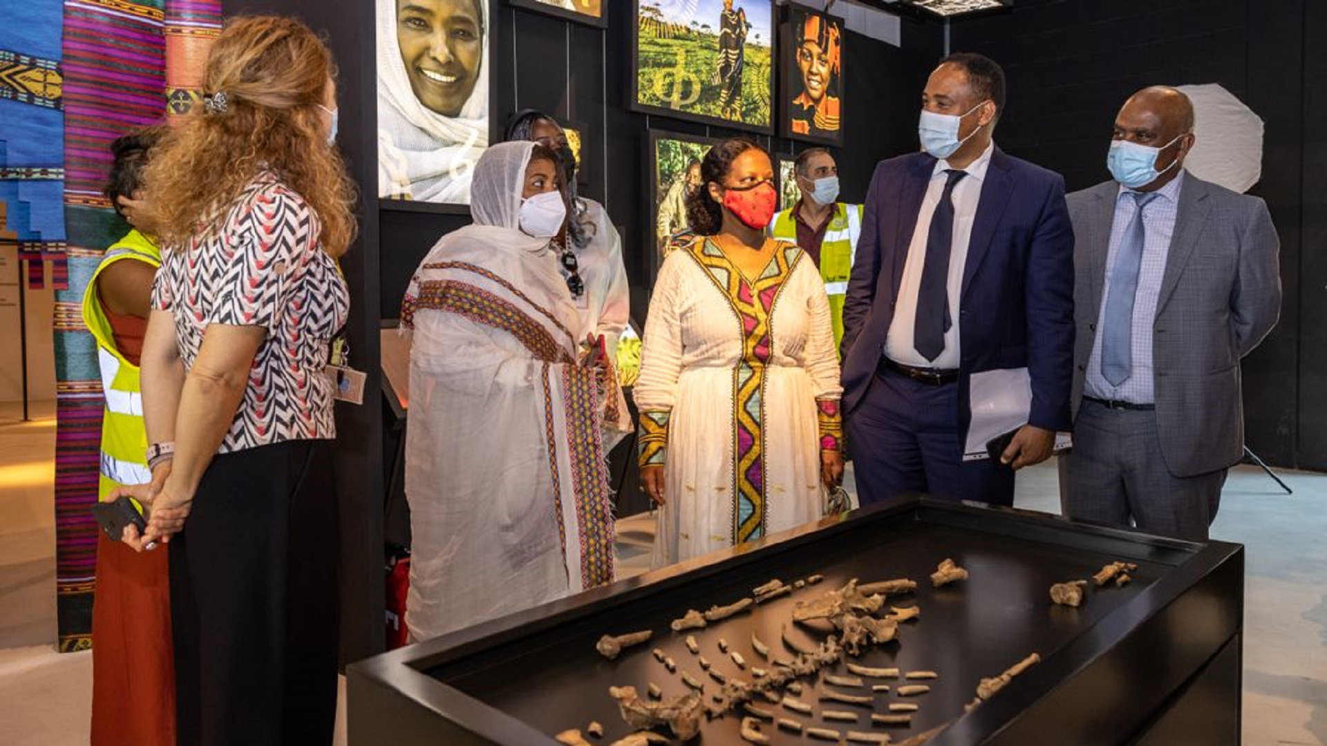 صورة بعنوان: وزير التجارة الإثيوبي يشرف على وصول نسخة "لوسي" لإكسبو 2020 بدبي 