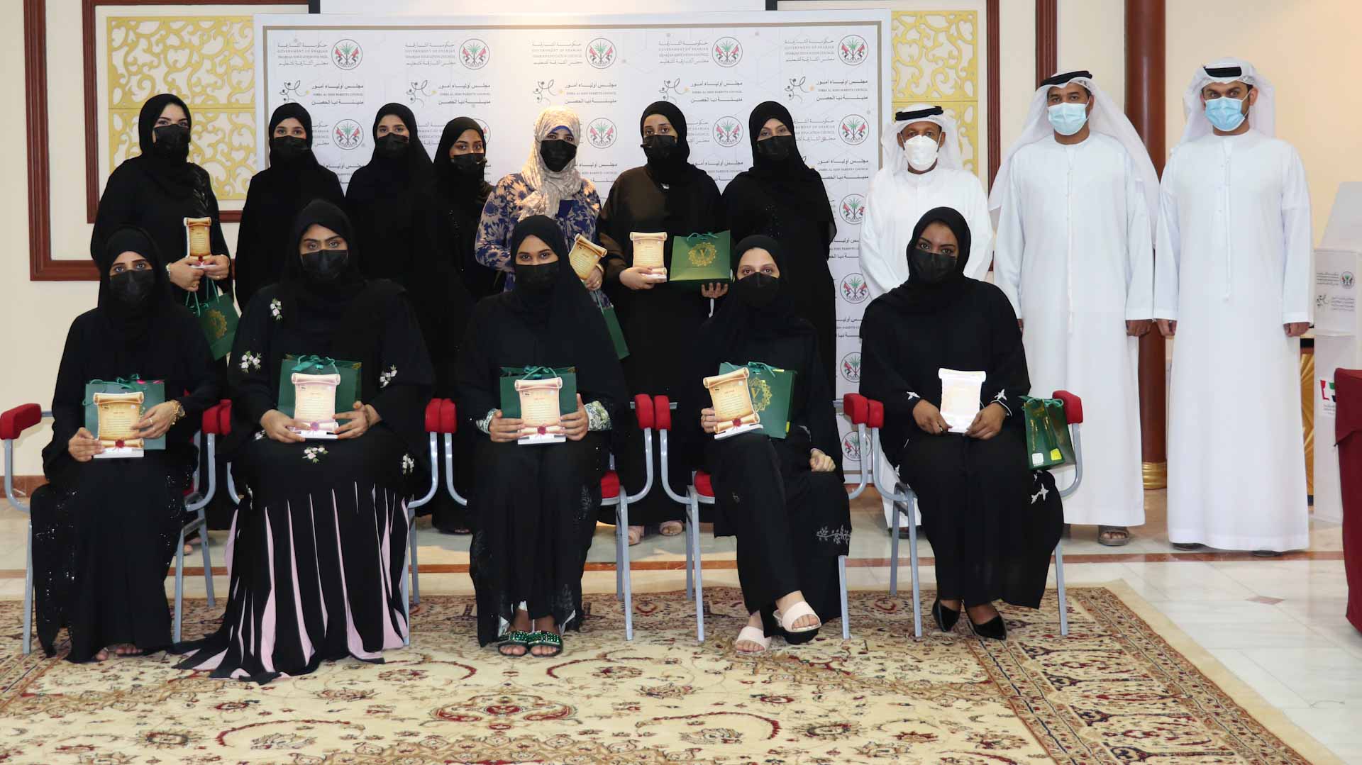 صورة بعنوان: "أولياء أمور دبا الحصن" يكرم 60 امرأة من القطاع الصحي  