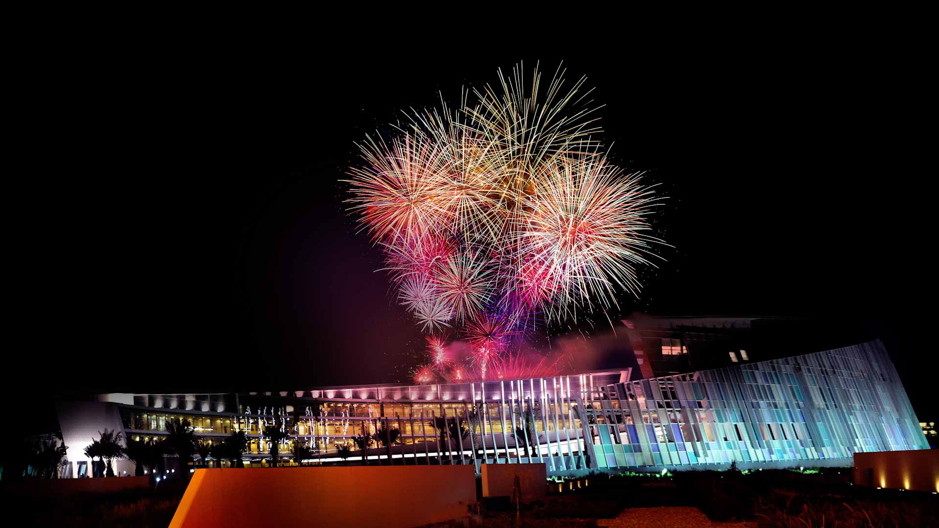 صورة بعنوان: سماء جامعة الإمارات تضيء احتفاءً بعودة طلابها 