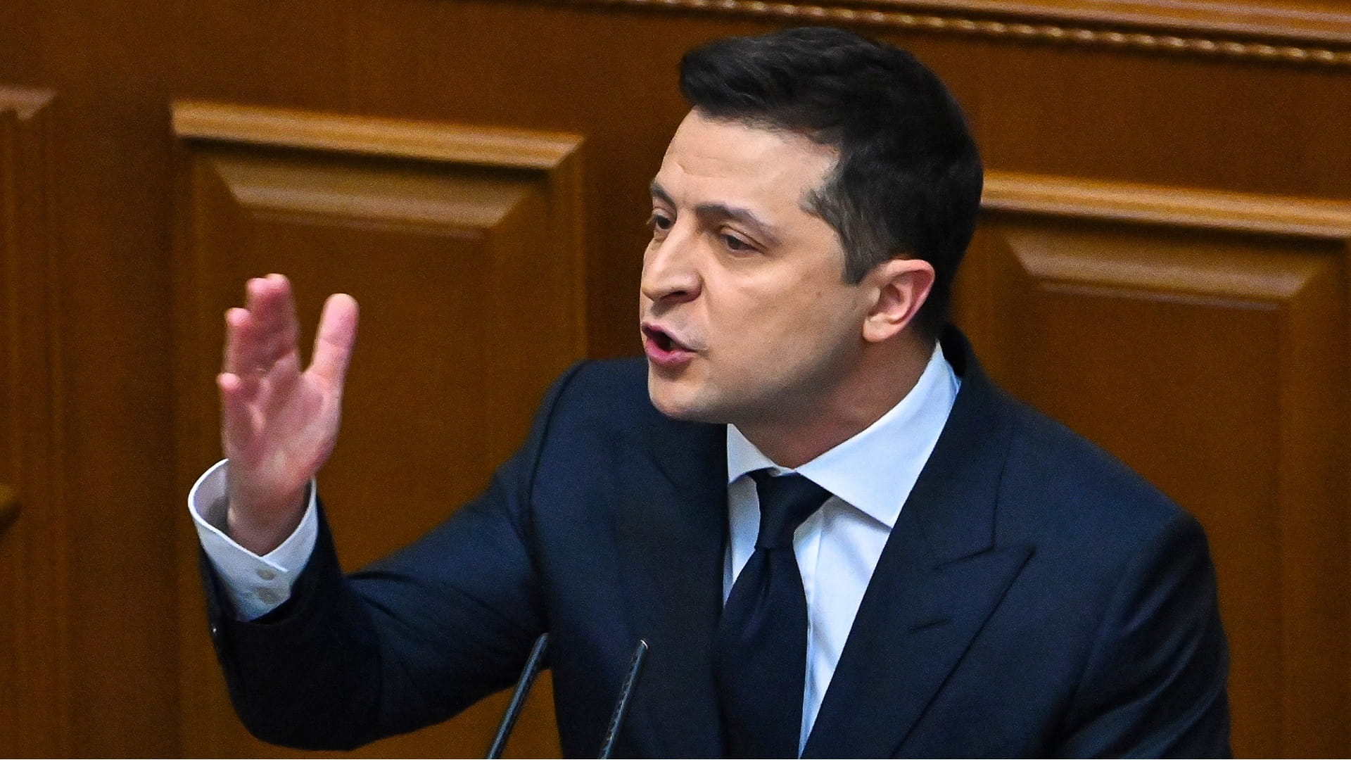 Image for the title: Ukraine leader calls for talks with Russia amid invasion fears