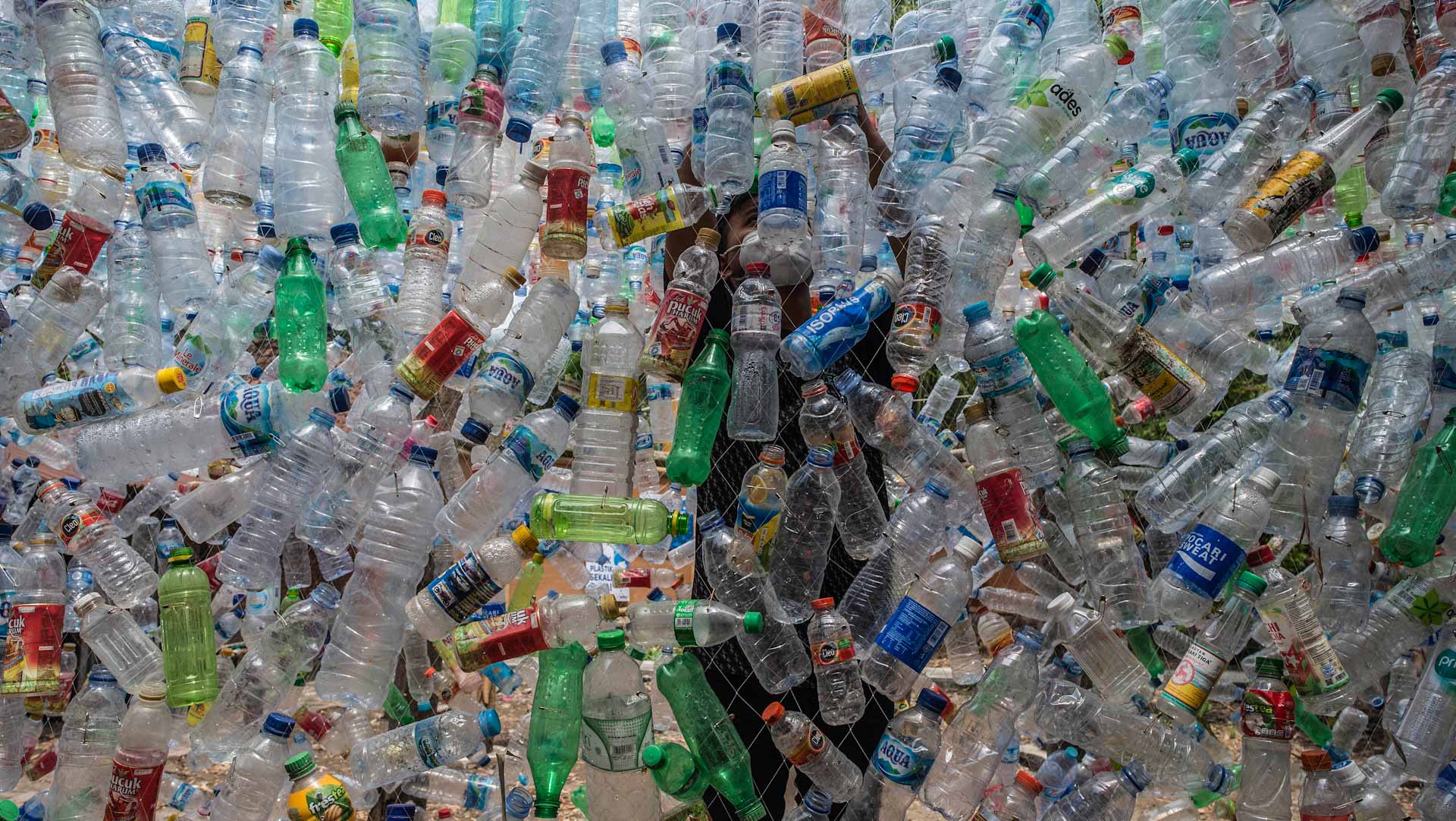 Image for the title: United States is world's biggest plastic polluter, report finds 