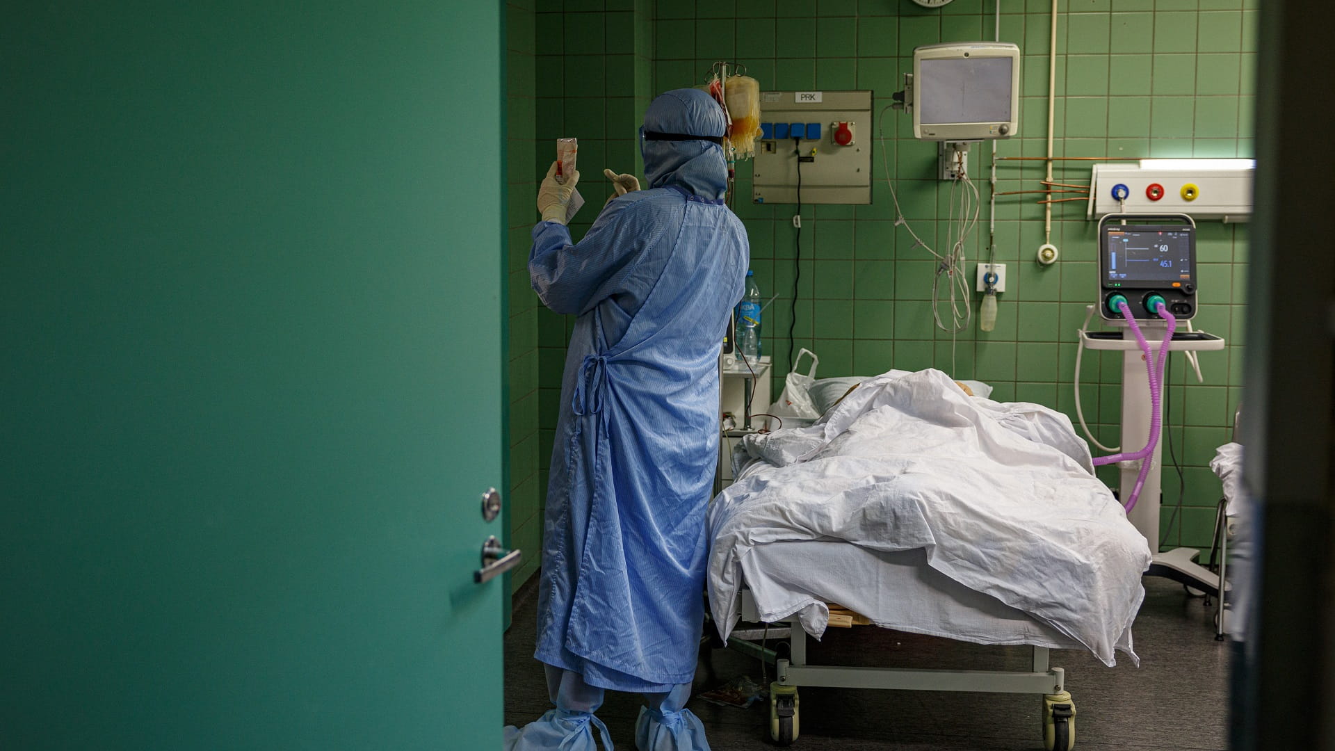 Image for the title: Russia suffers 33,389 new COVID-19 cases, 1,221 fatalities 