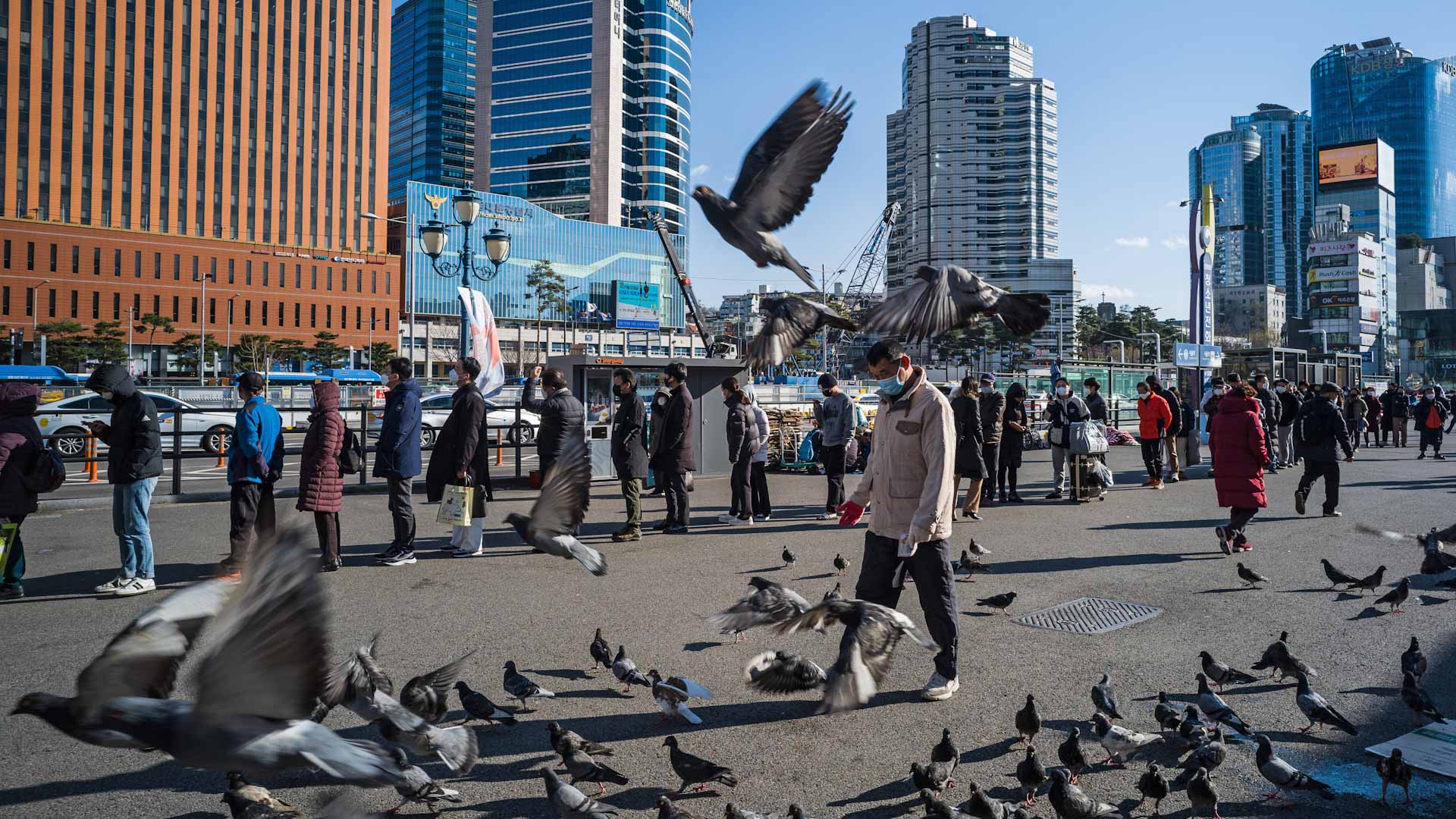 Image for the title: SKorea hits new COVID19 record, halts quarantine to block Omicron 