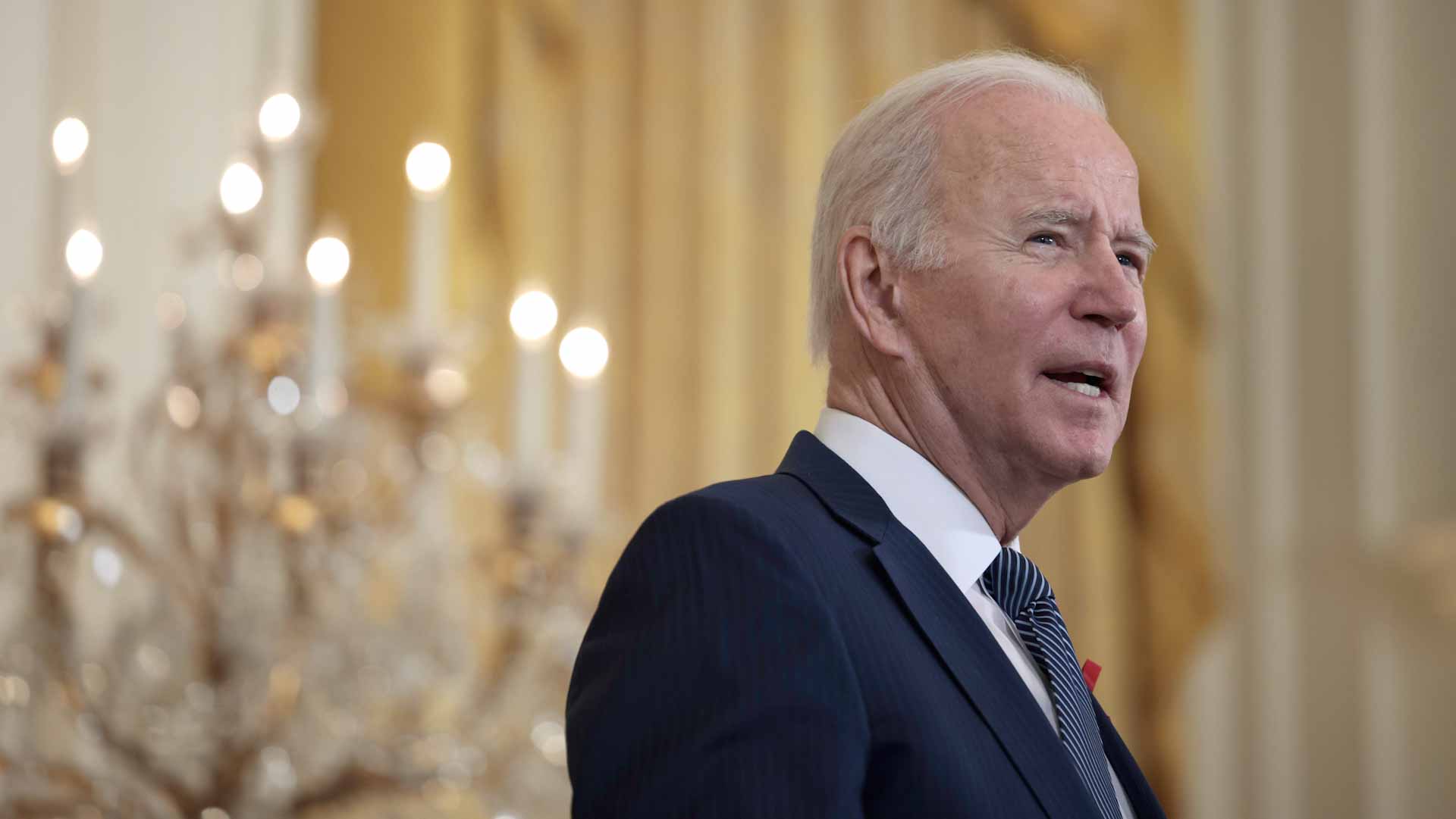 Image for the title: Biden opens winter battle against Covid-19 