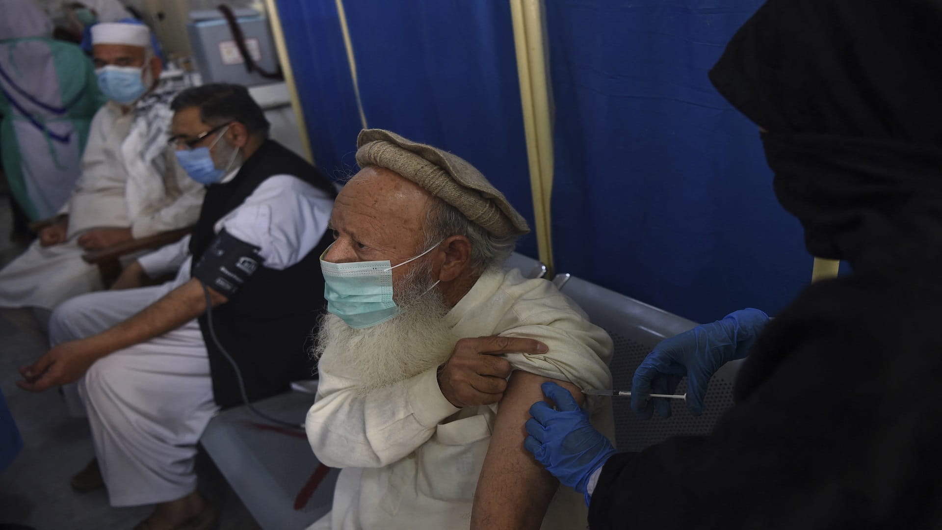 Image for the title: Pakistan records 391 new cases of COVID-19 