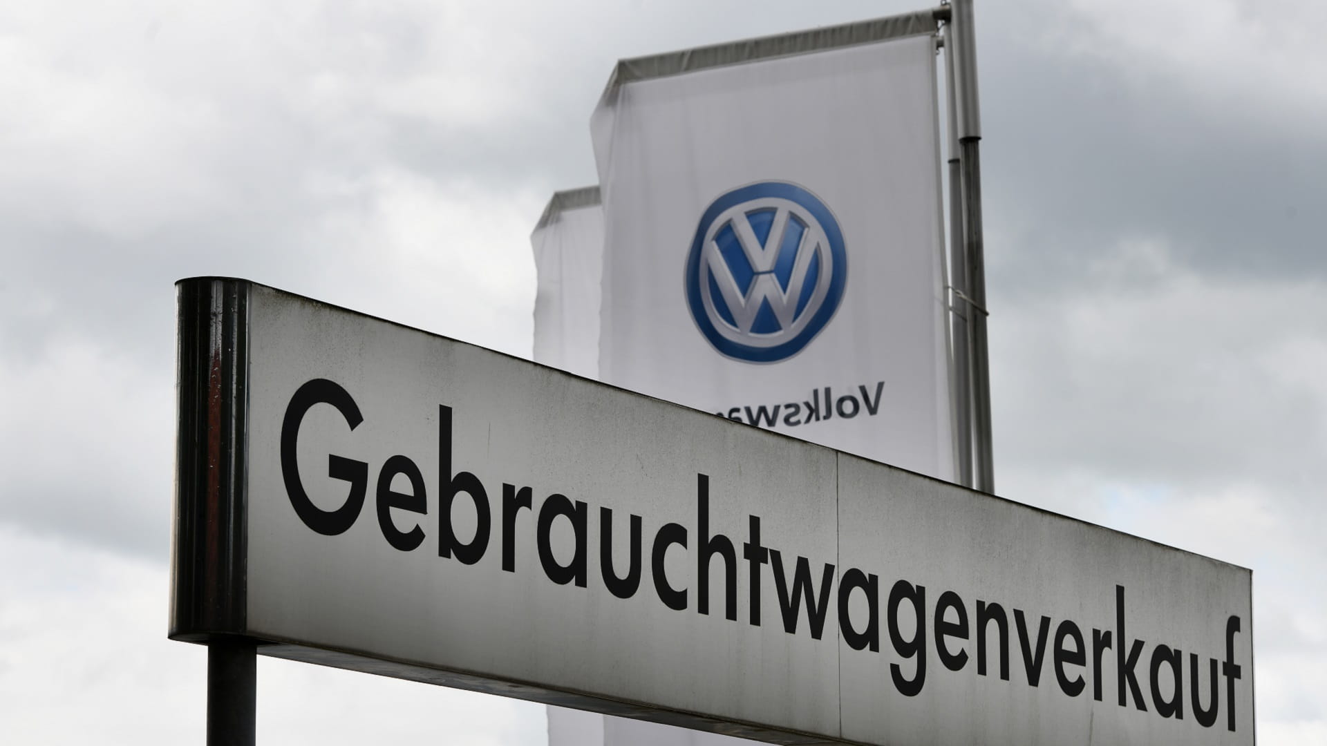 Image for the title: Chip shortage knocks German car sales in November 