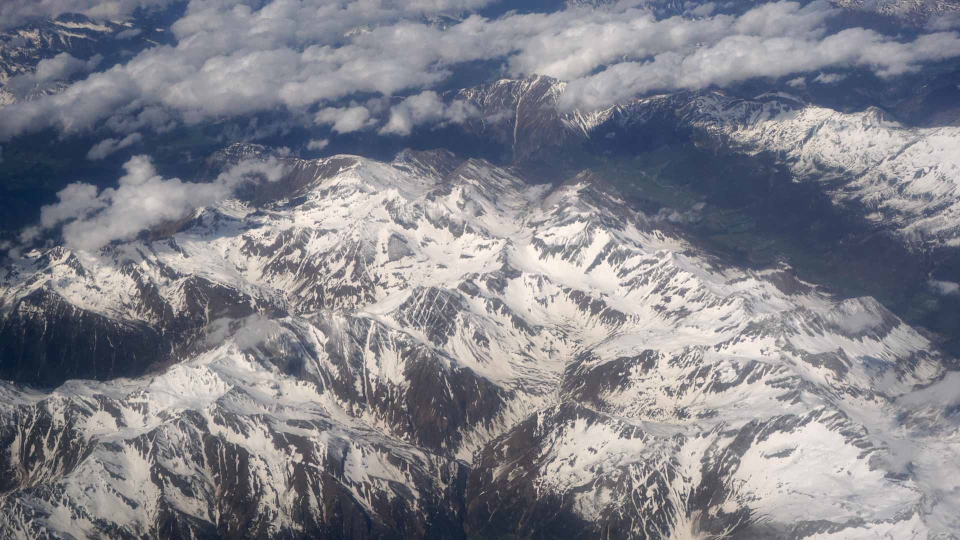 Image for the title: Austria avalanche kills three 