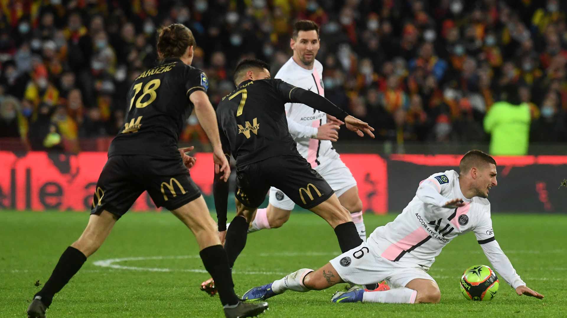 Image for the title: Wijnaldum rescues PSG after Lens leave Messi in a daze 