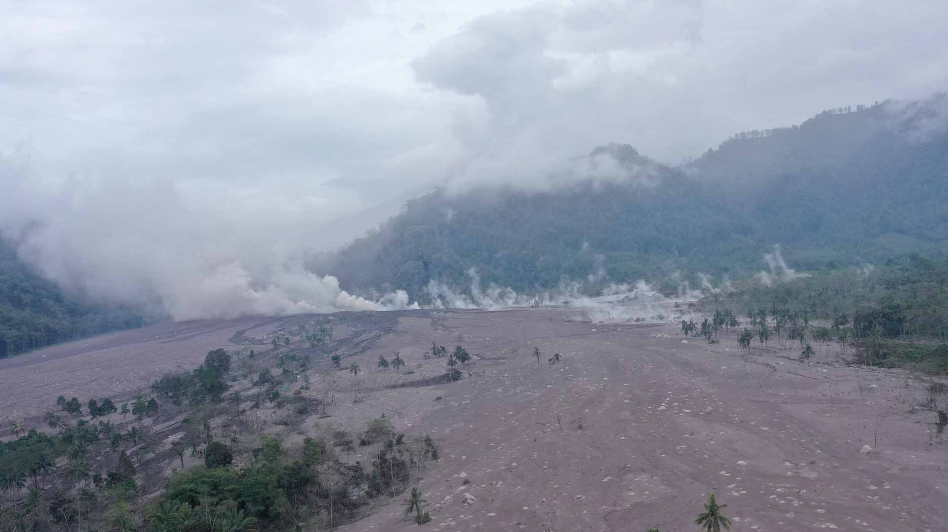 Image for the title: Poor weather hampers search, rescue efforts at Indonesia volcano 