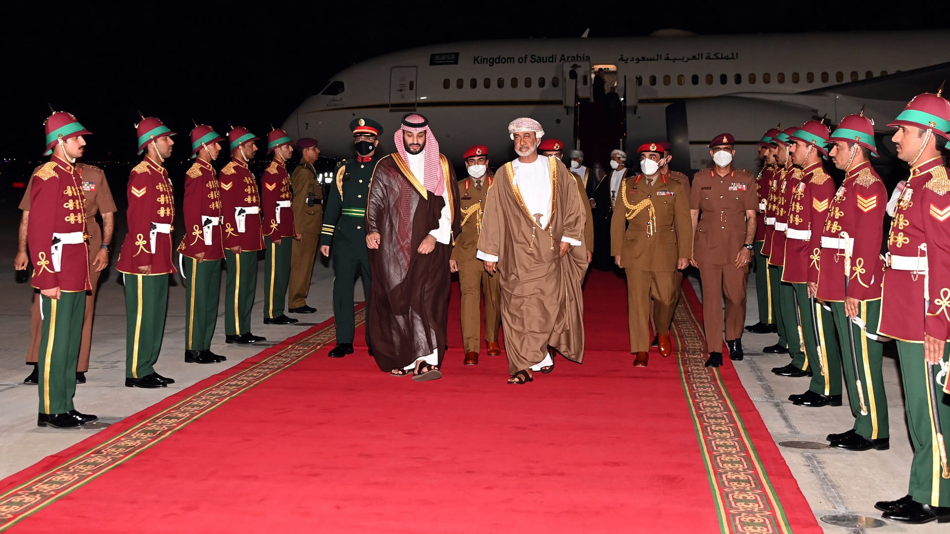 صورة بعنوان: ولي العهد السعودي يبدأ من سلطنة عمان جولة خليجية رسمية 